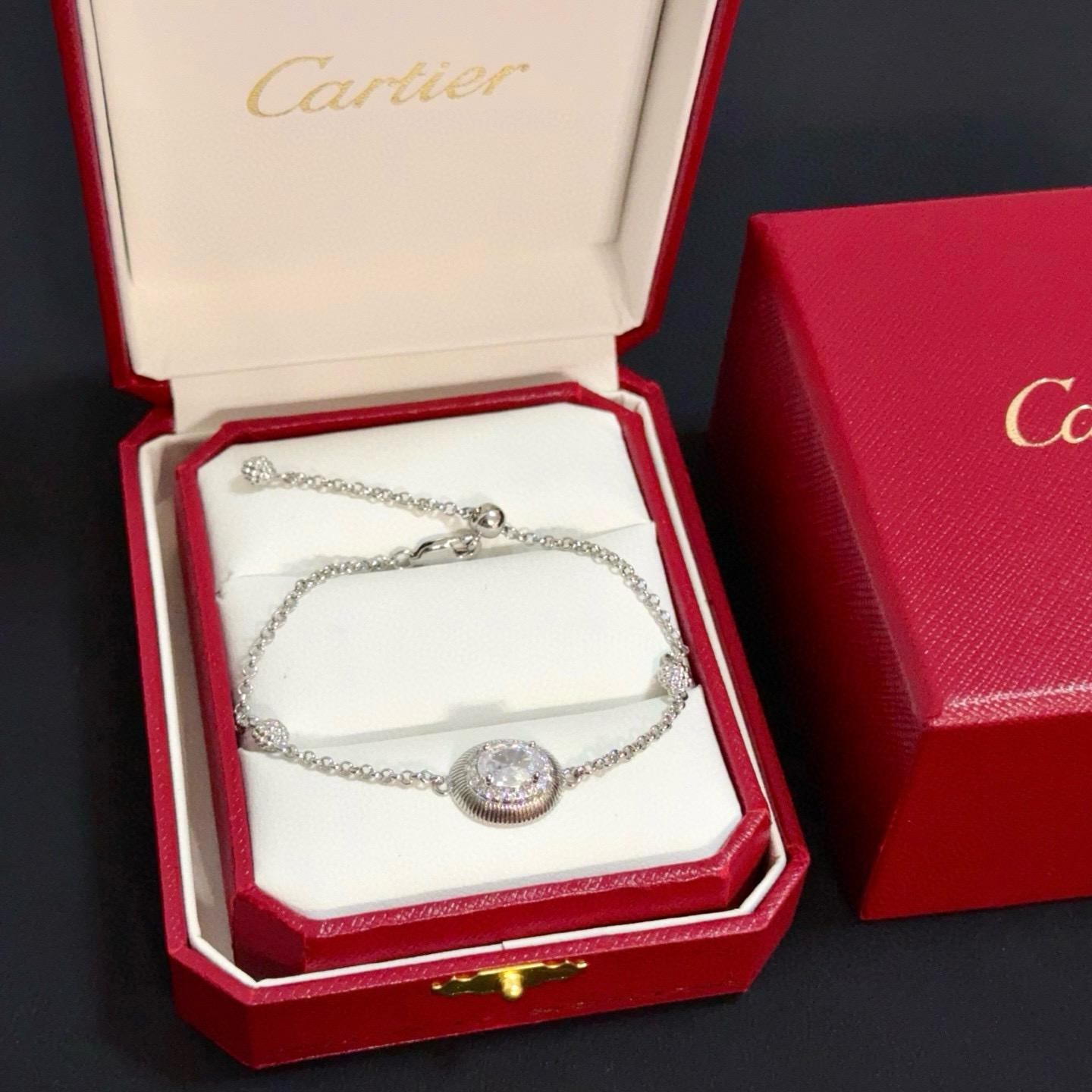 NO:575471,Cartier diamond-encrusted bracelet, high-end customized version, diamond-encrusted craftsmanship, V-gold material, classic and fashionable style, reconstructing the aesthetics of love with sharp lines!  Breaking the rules, the diamond-encrusted design actually achieves the ceiling of high-end sense - no need for flashy accumulation, love should be as pure as ever. Cartier is loved by many celebrities and Internet celebrities. The Leopard series bracelet is absolutely an eternal classic, and it is not limited to men and women, and there is no age limit!  Wear it and you will be the center of attention!  , jewelry boutique,cartier,bracelet,bracelet19860909卡地亚镶钻手链 高端定制版本 镶嵌钻工艺 V金材质 经典而时尚风格 用凌厉线条重构爱情美学！打破常规,镶嵌钻设计反而成就高级感天花板——无需浮华堆砌,爱本应纯粹如初 卡地亚受众多明星网红的爱戴 豹子系列手镯 绝对是永恒经典 而且男女不限 年龄不限 ！戴上它你就是焦点！,饰品精品,cartier,bracelet,bracelet,Jewelry