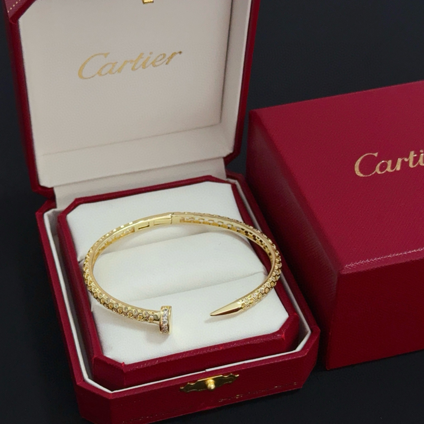 NO:582698,Cartier diamond-encrusted nail bracelet, high-end customized version, diamond-encrusted craftsmanship, V gold material, classic and fashionable style, reconstruct the aesthetics of love with sharp lines!  Breaking the rules, the diamond-encrusted design actually achieves the ceiling of high-end sense - no need for flashy accumulation, love should be as pure as ever. Cartier is loved by many celebrities and Internet celebrities. The Leopard series bracelet is absolutely an eternal classic, and it is not limited to men and women, and there is no age limit!  Wear it and you will be the center of attention!  , jewelry boutique, cartier, bracelet19860909卡地亚镶钻钉子手镯 高端定制版本 镶嵌钻工艺 V金材质 经典而时尚风格 用凌厉线条重构爱情美学！打破常规,镶嵌钻设计反而成就高级感天花板——无需浮华堆砌,爱本应纯粹如初 卡地亚受众多明星网红的爱戴 豹子系列手镯 绝对是永恒经典 而且男女不限 年龄不限 ！戴上它你就是焦点！,饰品精品,cartier,bracelet,Jewelry