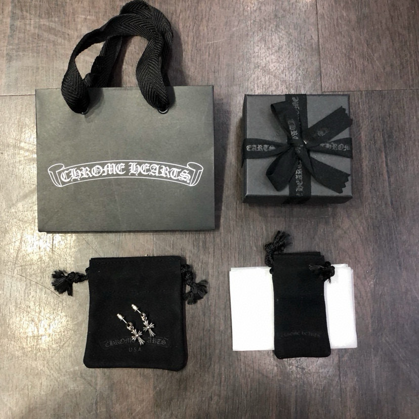 NO:582510,New [counter quality] Chrome Hearts Classic Retro Cross Earrings. Concave and convex shapes with different pattern design styles, showing a distinctive cross. The Scout flower is the symbol of Chrome Hearts, so it is more durable. The genuine patterned Chrome Hearts necklace is different from the ordinary light version in the market. Match the version to the standard quality. Look at the printing details. The degree of retro gray oxidation. Seiko version!  !  !  Purely handmade ~ Authentic open mold fashion essentials. Can be worn by both men and women. Same style for couples. Official website original. Rock punk Thai silver style. Retro elements. Trendy and versatile!  , jewelry boutique, chrome hearts, chrome hearts, necklace19860909新款【专柜品质】Chrome Hearts克罗心经典复古十字架耳钉 凹凸造型不同的花纹设计风格 呈现出与众不同 十字架 童军花是克罗心的标志 所以更经久不衰 正品打版Chrome Hearts克罗心项链区别市场普通轻版 对版对标品质 看字印细节 复古做旧灰氧程度.精工版本！！！ 纯手工打造 ～正品开模潮流时尚必备 男女均可佩戴 情侣同款 官网原版 摇滚朋克泰银风格 复古元素 潮流百搭！,饰品精品,chrome hearts,chrome hearts,necklace,Jewelry