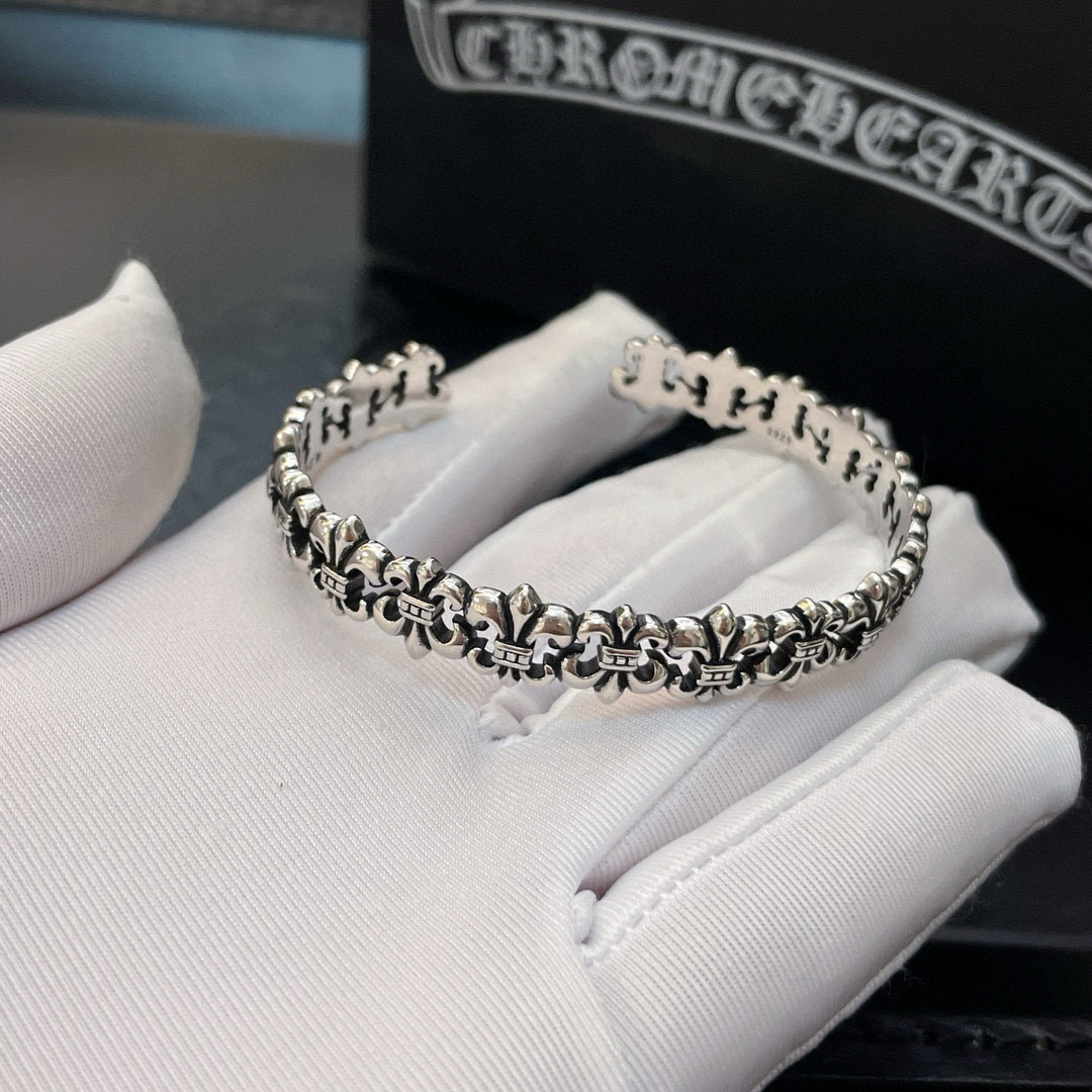 NO:582520,Batch new [counter original quality] non-ordinary version, Kuaishou/ins/Xiaohongshu hot item, Chrome Hearts classic Scout flower open bracelet, with different concave and convex shapes, the pattern design style is unique. The Cross Scout flower is the symbol of Chrome Hearts, so it is more durable. The genuine type Chrome Hearts Chrome Hearts necklace is different from the ordinary light version in the market. Match the version and standard quality. Look at the printing details. The degree of retro gray oxidation. Seiko version!  , jewelry boutique, chrome hearts, chrome hearts, necklace, bracelet19860909批 新款【专柜原版品质】非普通版本,快手/ins/小红书热门爆款,Chrome Hearts克罗心经典童军花开口手镯,凹凸造型不同的花纹设计风格呈现出与众不同 十字架童军花是克罗心的标志 所以更经久不衰 正品打版Chrome Hearts克罗心项链区别市场普通轻版 对版对标品质 看字印细节 复古做旧灰氧程度.精工版本！,饰品精品,chrome hearts,chrome hearts,necklace,bracelet,Jewelry