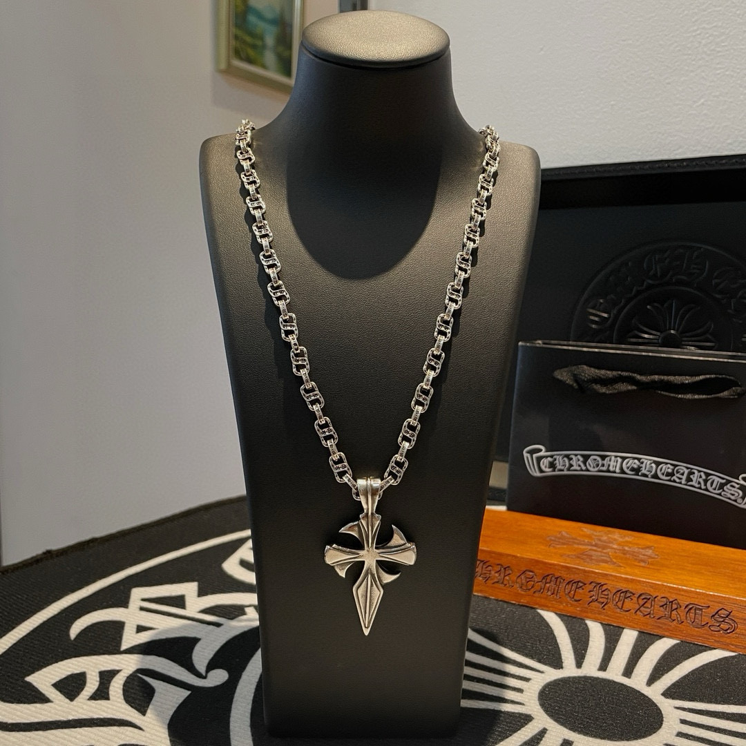 NO:575458,New [counter quality] Chrome Hearts, classic retro letter necklace, personalized cross pendant, different pattern design styles with concave and convex shapes, showing a distinctive cross. The Scout flower is the symbol of Chrome Hearts, so it is more durable. Genuine pattern-printed Chrome Hearts distinguishes the ordinary light version in the market. Match the version and standard quality. Look at the printing details. The degree of retro gray oxidation. Seiko version!  !  !  Purely handmade ~ Authentic open mold fashion essentials. Can be worn by both men and women. Same style for couples. Official website original. Rock punk Thai silver style. Retro elements. Trendy and versatile!  , jewelry boutique, chrome hearts, chrome hearts, necklace19860909新款【专柜品质】Chrome Hearts克罗心 经典复古字母项链 个性十字架吊坠 凹凸造型不同的花纹设计风格 呈现出与众不同 十字架 童军花是克罗心的志 所以更经久不衰 正品打版Chrome Hearts克罗心 区别市场普通轻版 对版对标品质 看字印细节 复古做旧灰氧程度.精工版本！！！ 纯手工打造 ～正品开模潮流时尚必备 男女均可佩戴 情侣同款 官网原版 摇滚朋克泰银风格 复古元素 潮流百搭！,饰品精品,chrome hearts,chrome hearts,necklace,Jewelry