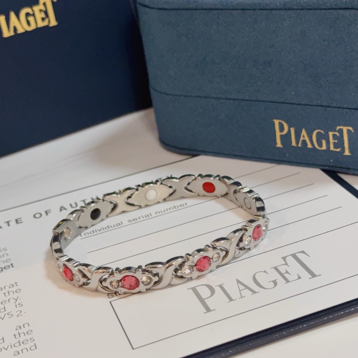 NO:583002,Piaget bracelet is a high-end customized version with diamond inlay technology and V-gold material. The details are full of luxury. The metal texture and texture complement each other and shine under the light, reflecting the luxury and elegance. Whether it is a business occasion or a sweet date, it can highlight the delicacy and elegance. It is so beautiful to get it. It is definitely your dream bracelet., jewelry boutique, Piaget, bracelet19860909Piaget伯爵手链 高端定制版本 镶嵌钻工艺 ,V金材质 ,细节处尽显奢华.金属质感与纹理相互映衬,光线之下,熠熠生辉,体现了奢华与典雅的气质.无论是商务场合还是甜蜜约会都能凸显精致和优雅~上手都太美了,绝对是你的梦中情镯.,饰品精品,piaget,bracelet,Jewelry