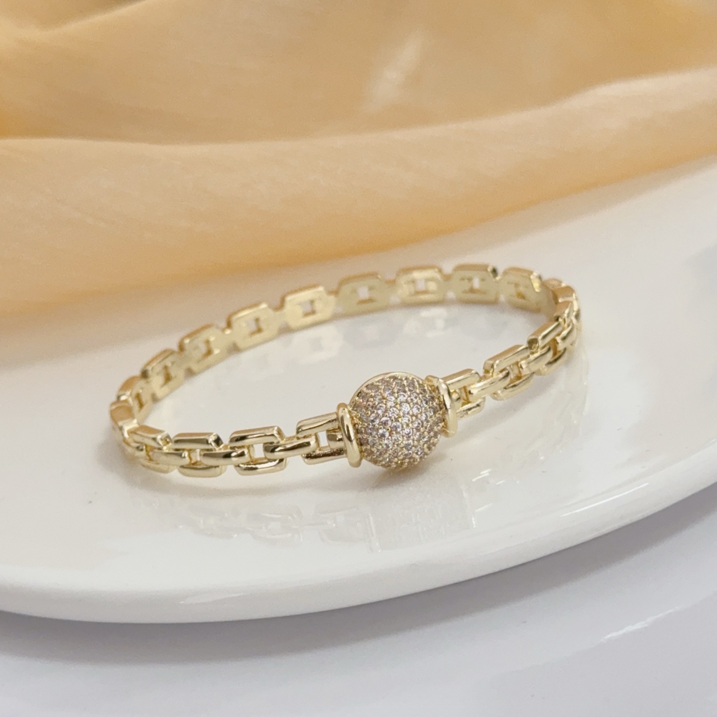Piaget Jewelry Piaget ，V ， 。 ， ， ， 。 ~ ， 。 — photo 7