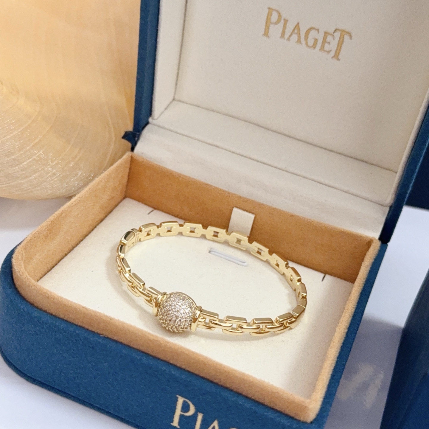 Piaget Jewelry Piaget ，V ， 。 ， ， ， 。 ~ ， 。 — photo 9