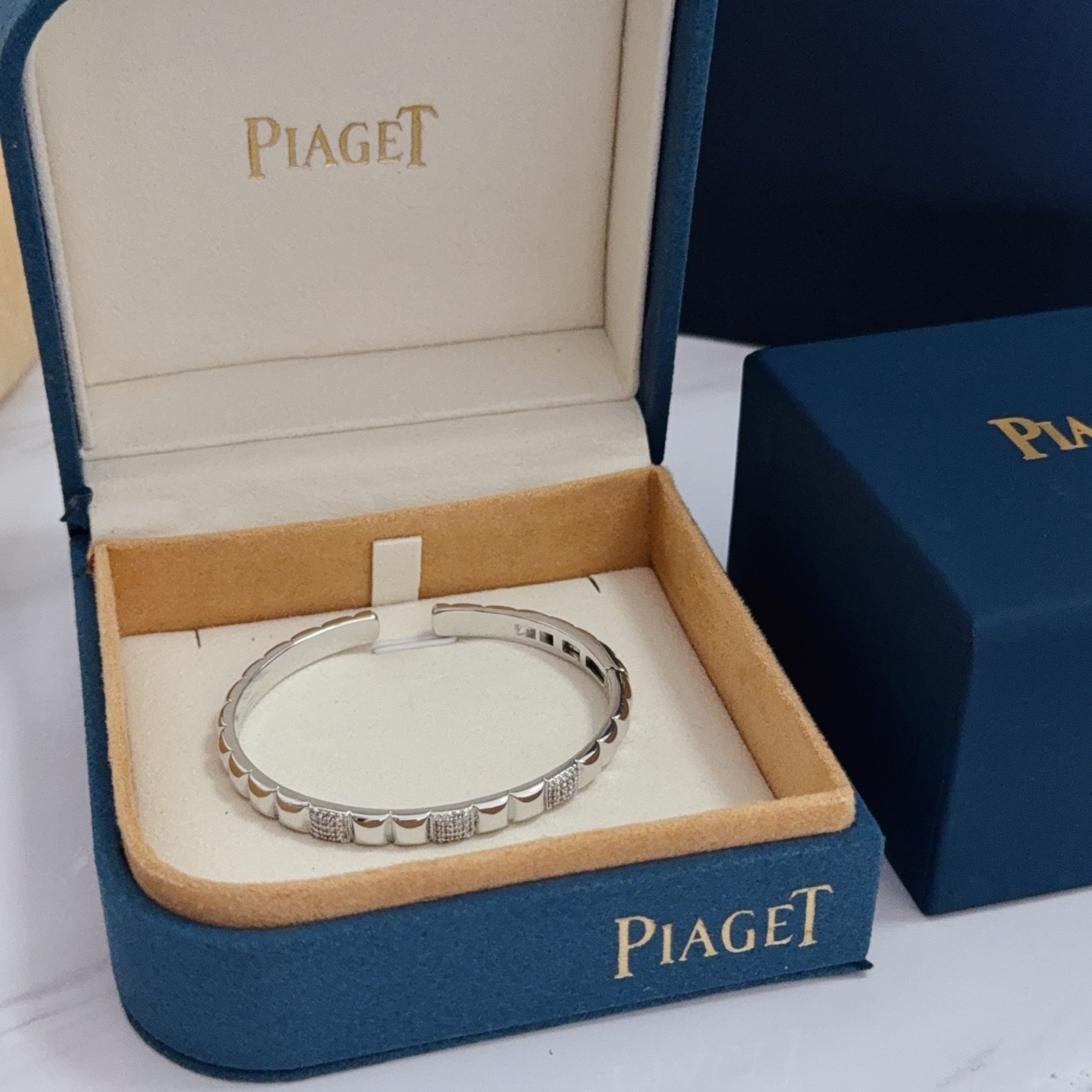 NO:582986,Piaget bracelet is a high-end customized version with inlaid diamond craftsmanship and V-gold material. The details are luxurious. The metal texture and texture complement each other and shine under the light, reflecting the luxury and elegance. Whether it is a business occasion or a sweet date, it can highlight delicacy and elegance. It is so beautiful when you get it. It is definitely your dream bracelet., jewelry boutique, Piaget, bracelet19860909Piaget伯爵手镯 高端定制版本 镶嵌钻工艺 ,V金材质 ,细节处尽显奢华.金属质感与纹理相互映衬,光线之下,熠熠生辉,体现了奢华与典雅的气质.无论是商务场合还是甜蜜约会都能凸显精致和优雅~上手都太美了,绝对是你的梦中情镯.,饰品精品,piaget,bracelet,Jewelry