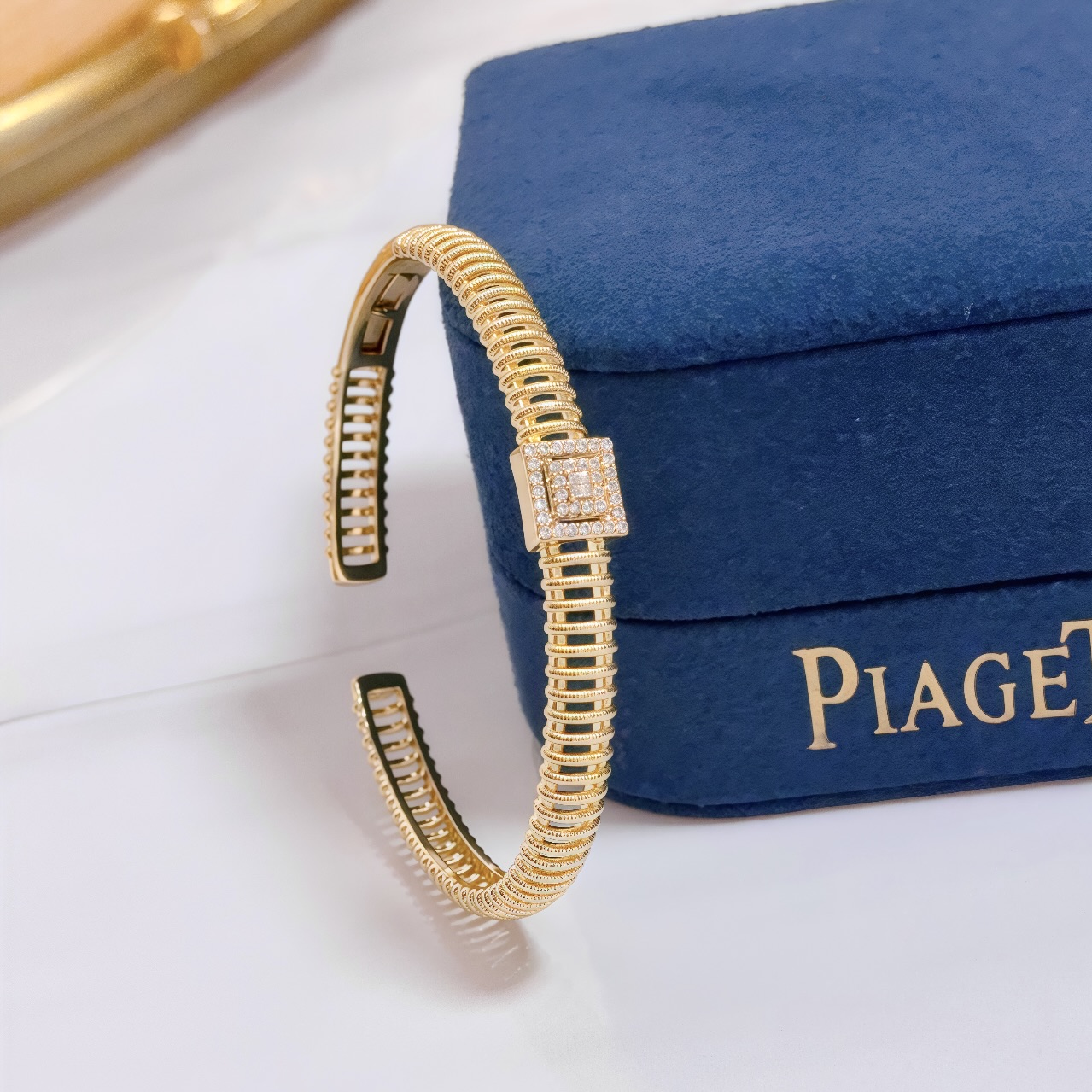 NO:582989,Piaget bracelet is a high-end customized version with inlaid diamond craftsmanship and V-gold material. The details are luxurious. The metal texture and texture complement each other and shine under the light, reflecting the luxury and elegance. Whether it is a business occasion or a sweet date, it can highlight delicacy and elegance. It is so beautiful when you get it. It is definitely your dream bracelet., jewelry boutique, Piaget, bracelet19860909Piaget伯爵手镯 高端定制版本 镶嵌钻工艺 ,V金材质 ,细节处尽显奢华.金属质感与纹理相互映衬,光线之下,熠熠生辉,体现了奢华与典雅的气质.无论是商务场合还是甜蜜约会都能凸显精致和优雅~上手都太美了,绝对是你的梦中情镯.,饰品精品,piaget,bracelet,Jewelry