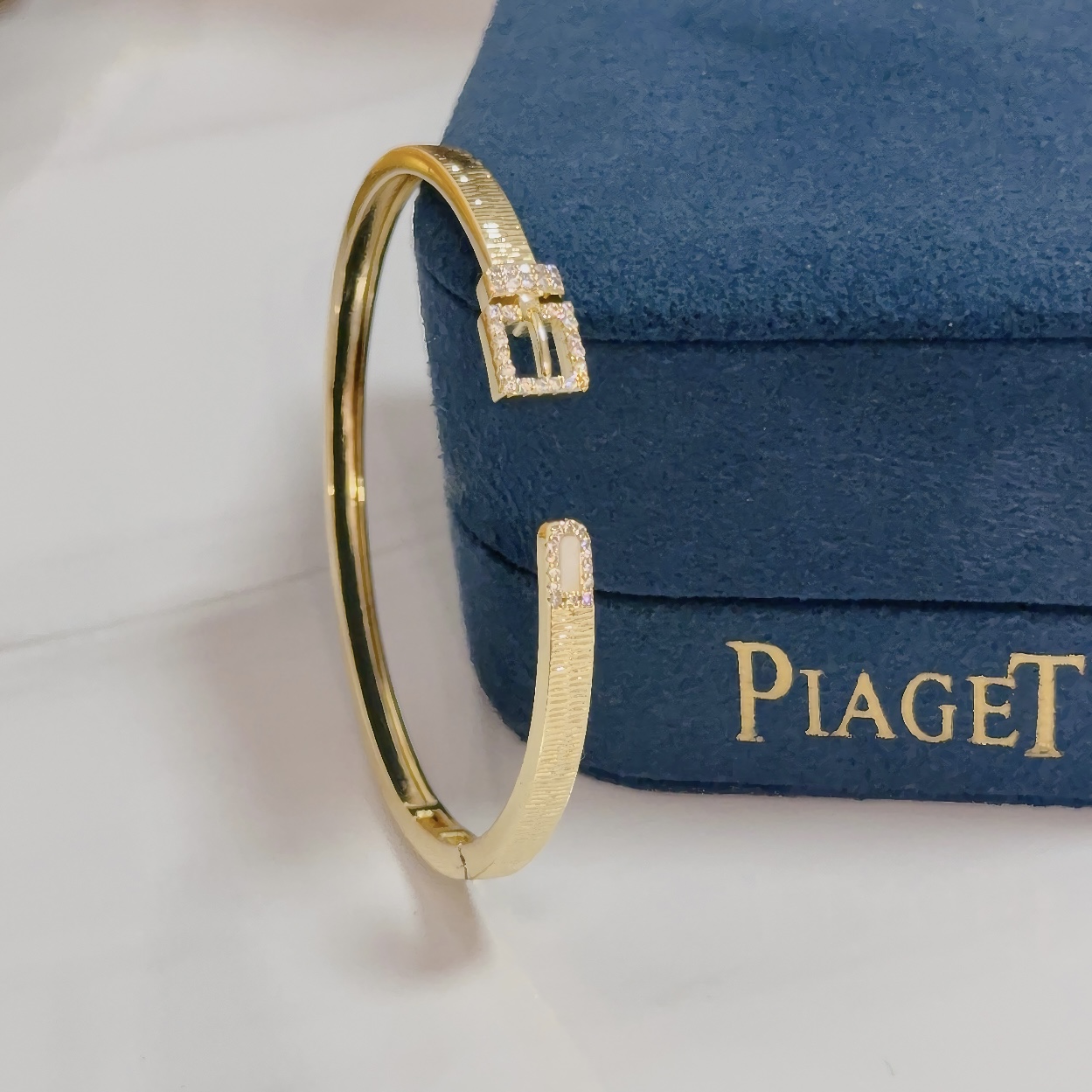 NO:582993,Piaget bracelet is a high-end customized version with inlaid diamond craftsmanship and V-gold material. The details are luxurious. The metal texture and texture complement each other and shine under the light, reflecting the luxury and elegance. Whether it is a business occasion or a sweet date, it can highlight delicacy and elegance. It is so beautiful when you get it. It is definitely your dream bracelet., jewelry boutique, Piaget, bracelet19860909Piaget伯爵手镯 高端定制版本 镶嵌钻工艺 ,V金材质 ,细节处尽显奢华.金属质感与纹理相互映衬,光线之下,熠熠生辉,体现了奢华与典雅的气质.无论是商务场合还是甜蜜约会都能凸显精致和优雅~上手都太美了,绝对是你的梦中情镯.,饰品精品,piaget,bracelet,Jewelry