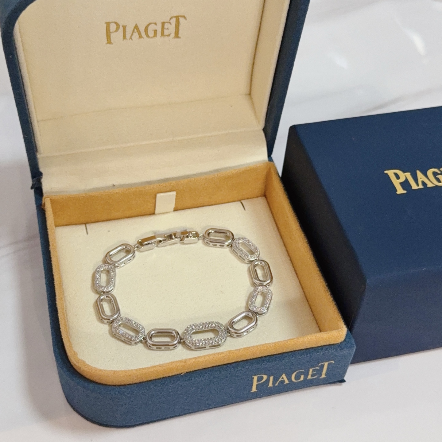 NO:582997,Piaget bracelet is a high-end customized version with diamond inlay technology and V-gold material. The details are full of luxury. The metal texture and texture complement each other and shine under the light, reflecting the luxury and elegance. Whether it is a business occasion or a sweet date, it can highlight the delicacy and elegance. It is so beautiful to get it. It is definitely your dream bracelet., jewelry boutique, Piaget, bracelet19860909Piaget伯爵手链 高端定制版本 镶嵌钻工艺 ,V金材质 ,细节处尽显奢华.金属质感与纹理相互映衬,光线之下,熠熠生辉,体现了奢华与典雅的气质.无论是商务场合还是甜蜜约会都能凸显精致和优雅~上手都太美了,绝对是你的梦中情镯.,饰品精品,piaget,bracelet,Jewelry