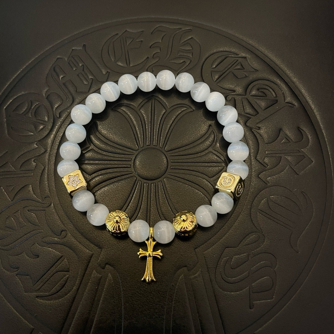 NO:575523,New [counter quality] Chrome Hearts classic gold retro multi-element white cat's eye bracelet bracelet, concave and convex shapes with different pattern design styles, showing a distinctive cross. The Scout flower is the symbol of Chrome Hearts, so it is more durable. Genuine pattern-printed Chrome Hearts distinguishes the ordinary light version in the market. Match the version and benchmark quality. Look at the printing details. The degree of retro gray oxidation. Seiko version!  !  !  Purely handmade ~ Authentic open mold fashion essentials. Can be worn by both men and women. Same style for couples. Official website original. Rock punk Thai silver style. Retro elements. Trendy and versatile!  , jewelry boutique, chrome hearts, chrome hearts, bracelet, gold19860909新款【专柜品质】Chrome Hearts克罗心 经典黄金色复古多元素白猫眼石手链手串,凹凸造型不同的花纹设计风格 呈现出与众不同 十字架 童军花是克罗心的志 所以更经久不衰 正品打版Chrome Hearts克罗心 区别市场普通轻版 对版对标品质 看字印细节 复古做旧灰氧程度.精工版本！！！ 纯手工打造 ～正品开模潮流时尚必备 男女均可佩戴 情侣同款 官网原版 摇滚朋克泰银风格 复古元素 潮流百搭！,饰品精品,chrome hearts,chrome hearts,bracelet,gold,Jewelry