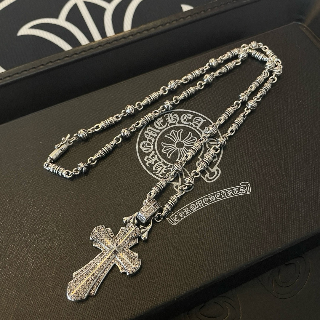 NO:582884,New [Counter Quality] Chrome Hearts Classic Retro Bamboo Multi-Element Necklace Cross Diamond Pendant Different Pattern Design Styles with Concave and Concave Shapes Make It Different The Cross Scout Flower is the symbol of Chrome Hearts, so it is more durable. Genuine patterned Chrome Hearts necklace is different from the ordinary light version in the market. Match the version and benchmark quality. Look at the printing details. The degree of retro ash oxidation. Seiko version!  , jewelry boutique, chrome hearts, chrome hearts, necklace19860909新款【专柜品质】Chrome Hearts克罗心 经典复古竹节多元素项链 十字架镶钻吊坠 凹凸造型不同的花纹设计风格呈现出与众不同 十字架童军花是克罗心的标志 所以更经久不衰 正品打版Chrome Hearts克罗心项链区别市场普通轻版 对版对标品质 看字印细节 复古做旧灰氧程度.精工版本！,饰品精品,chrome hearts,chrome hearts,necklace,Jewelry