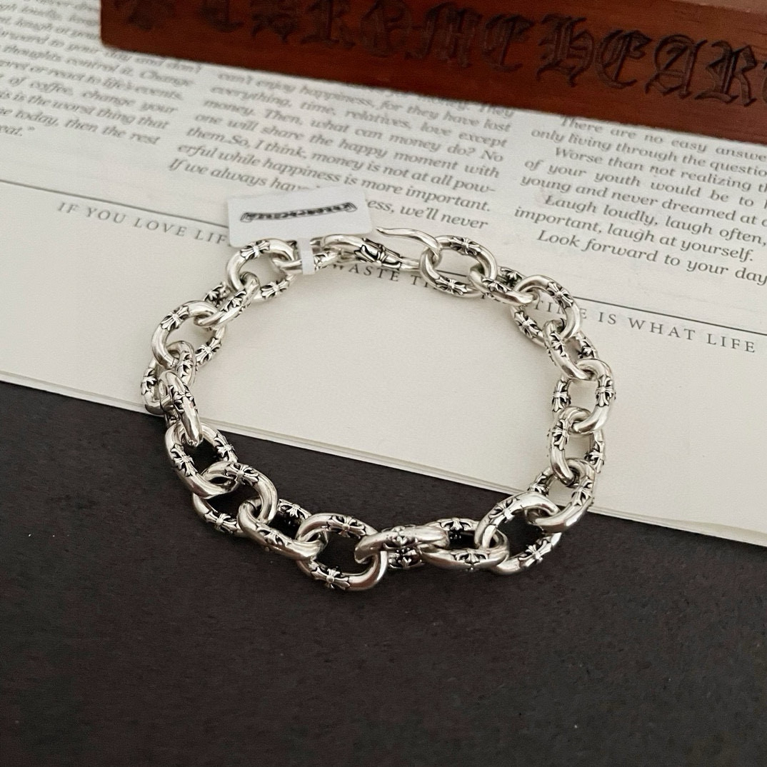 NO:582891,New [Counter Quality] Chrome Hearts Cross Circle Bracelet. Different pattern design styles with concave and convex shapes are different. The cross scout flower is the symbol of Chrome Hearts, so it is more durable. Genuine pattern-printed Chrome Hearts distinguishes the ordinary light version in the market. Match the version and standard quality. Look at the printing details. The degree of retro gray oxidation. Seiko version!  , jewelry boutique, chrome hearts, chrome hearts, bracelet19860909新款【专柜品质】Chrome Hearts克罗心 十字圈手链 凹凸造型不同的花纹设计风格呈现出与众不同 十字架童军花是克罗心的标志 所以更经久不衰 正品打版Chrome Hearts克罗心 区别市场普通轻版 对版对标品质 看字印细节 复古做旧灰氧程度.精工版本！,饰品精品,chrome hearts,chrome hearts,bracelet,Jewelry