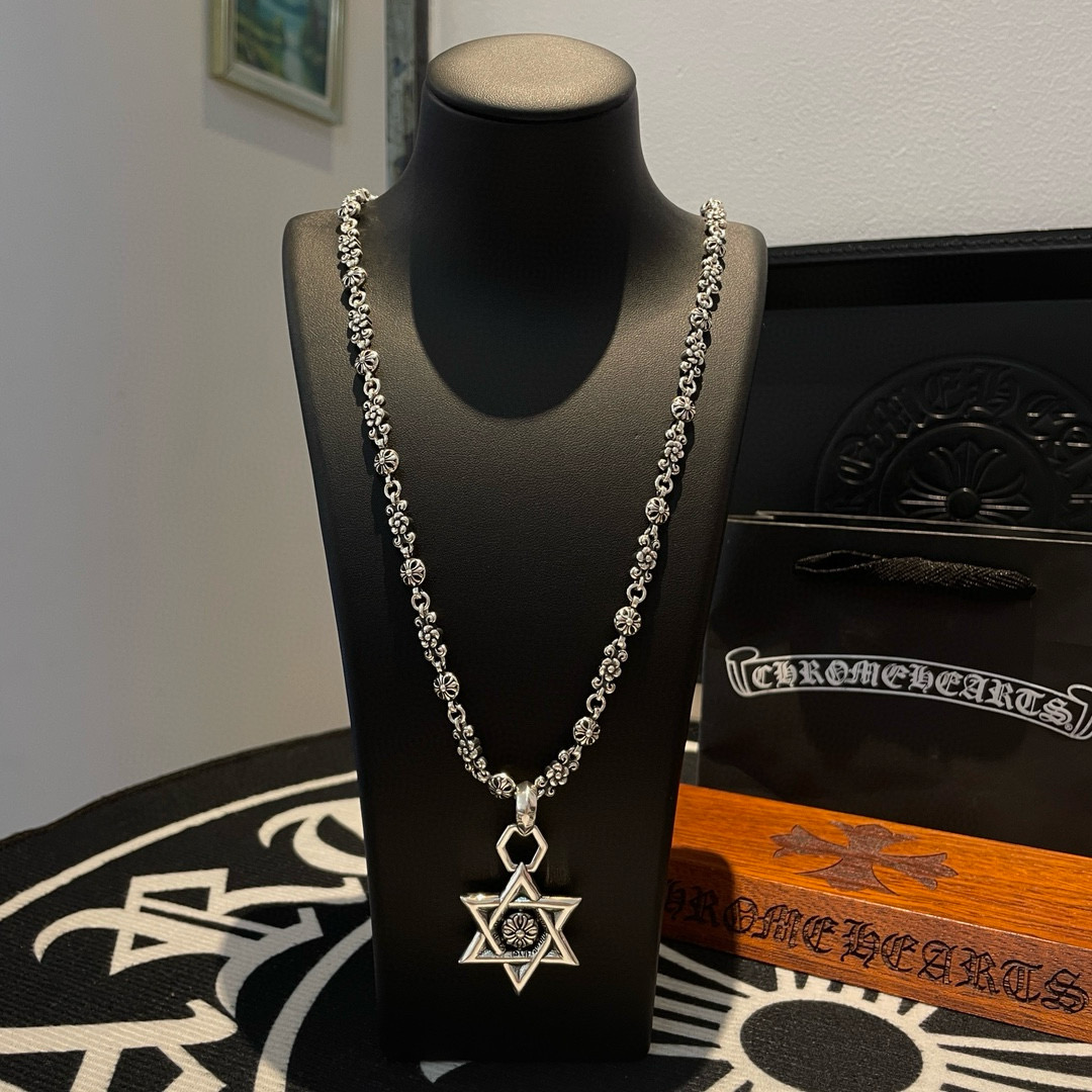 NO:582899,Approved on Douyin/Kuaishou/ins/Xiaohongshu/live broadcast popular, new [counter quality] Chrome Hearts Chrome Hearts flower ball necklace, six-pointed star pendant, different pattern design styles with concave and convex shapes, showing a distinctive cross. The Scout flower is the symbol of Chrome Hearts, so it is more durable. Authentic Chrome Hearts Chrome Hearts is different from the ordinary light version in the market. Match the standard quality. Look at the printing details. The degree of retro gray oxidation. Seiko version!  !  !  Purely handmade ~ Authentic open mold fashion essentials. Can be worn by both men and women. Same style for couples. Official website original. Rock punk Thai silver style. Retro elements. Trendy and versatile!  , jewelry boutique, chrome hearts, chrome hearts, necklace19860909批抖音/快手/ins/小红书/直播热门 ,新款【专柜品质】Chrome Hearts克罗十字花球项链 ,六芒星吊坠,凹凸造型不同的花纹设计风格 呈现出与众不同 十字架 童军花是克罗心的志 所以更经久不衰 正品打版Chrome Hearts克罗心 区别市场普通轻版 对版对标品质 看字印细节 复古做旧灰氧程度.精工版本！！！ 纯手工打造 ～正品开模潮流时尚必备 男女均可佩戴 情侣同款 官网原版 摇滚朋克泰银风格 复古元素 潮流百搭！,饰品精品,chrome hearts,chrome hearts,necklace,Jewelry