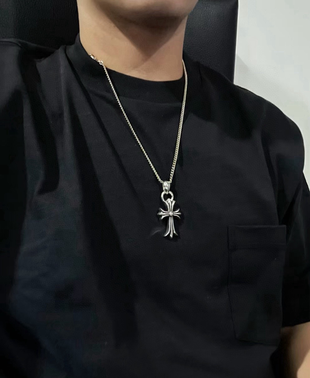 NO:582901,New [counter quality] Chrome Hearts, classic retro multi-necklace, cross pendant, concave and convex shapes, different pattern design styles, showing a distinctive cross, Scout flower is the symbol of Chrome Hearts, so it is more durable. Genuine pattern-printed Chrome Hearts distinguishes the ordinary light version in the market. Match the version and standard quality. Look at the printing details, the degree of retro gray oxidation. Seiko version!  !  !  Purely handmade ~ Authentic open mold fashion essentials. Can be worn by both men and women. Same style for couples. Official website original. Rock punk Thai silver style. Retro elements. Trendy and versatile!  , jewelry boutique, chrome hearts, chrome hearts, necklace19860909新款【专柜品质】Chrome Hearts克罗心 经典复古多项链 十字架吊坠 凹凸造型不同的花纹设计风格 呈现出与众不同 十字架 童军花是克罗心的志 所以更经久不衰 正品打版Chrome Hearts克罗心 区别市场普通轻版 对版对标品质 看字印细节 复古做旧灰氧程度.精工版本！！！ 纯手工打造 ～正品开模潮流时尚必备 男女均可佩戴 情侣同款 官网原版 摇滚朋克泰银风格 复古元素 潮流百搭！,饰品精品,chrome hearts,chrome hearts,necklace,Jewelry
