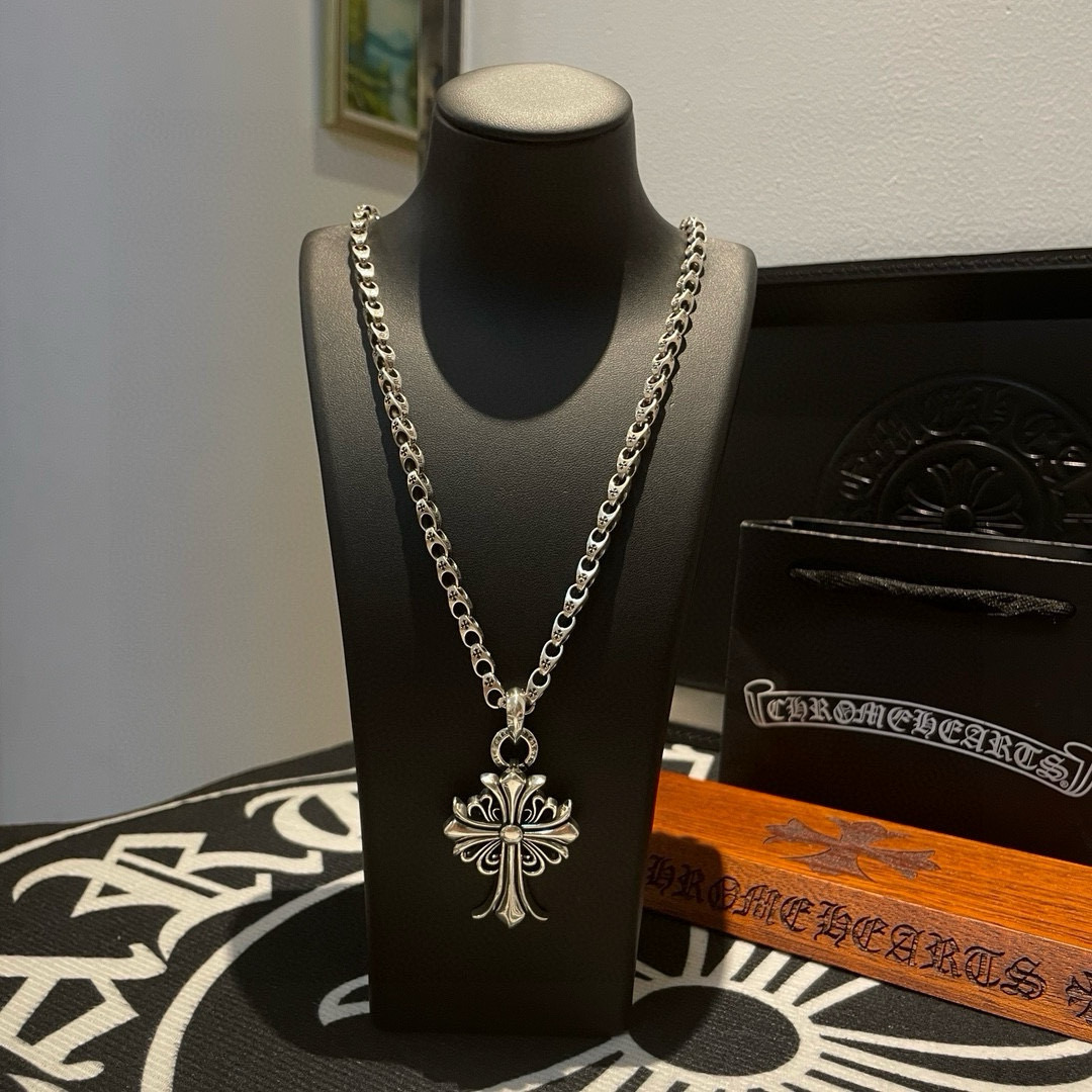 NO:582886,Batch Xiaohongshu, live broadcast hot product [counter quality] Chrome Hearts Chrome Hearts classic retro cross necklace, large cross flower pendant, different concave and convex shapes, pattern design style, showing a distinctive cross, Scout flower is the symbol of Chrome Hearts, so it is more durable. Authentic Chrome Hearts Chrome Hearts is different from the ordinary light version in the market. Match the standard quality. Look at the printing details. The degree of retro gray oxidation. Seiko version!  !  !  Purely handmade ~ Authentic open mold fashion essentials. Can be worn by both men and women. Same style for couples. Official website original. Rock punk Thai silver style. Retro elements. Trendy and versatile!  , jewelry boutique, chrome hearts, chrome hearts, necklace19860909批 小红书、直播爆款【专柜品质】Chrome Hearts克罗心经典复古十字架项链 大号十字花吊坠 凹凸造型不同的花纹设计风格 呈现出与众不同 十字架 童军花是克罗心的志 所以更经久不衰 正品打版Chrome Hearts克罗心 区别市场普通轻版 对版对标品质 看字印细节 复古做旧灰氧程度.精工版本！！！ 纯手工打造 ～正品开模潮流时尚必备 男女均可佩戴 情侣同款 官网原版 摇滚朋克泰银风格 复古元素 潮流百搭！,饰品精品,chrome hearts,chrome hearts,necklace,Jewelry