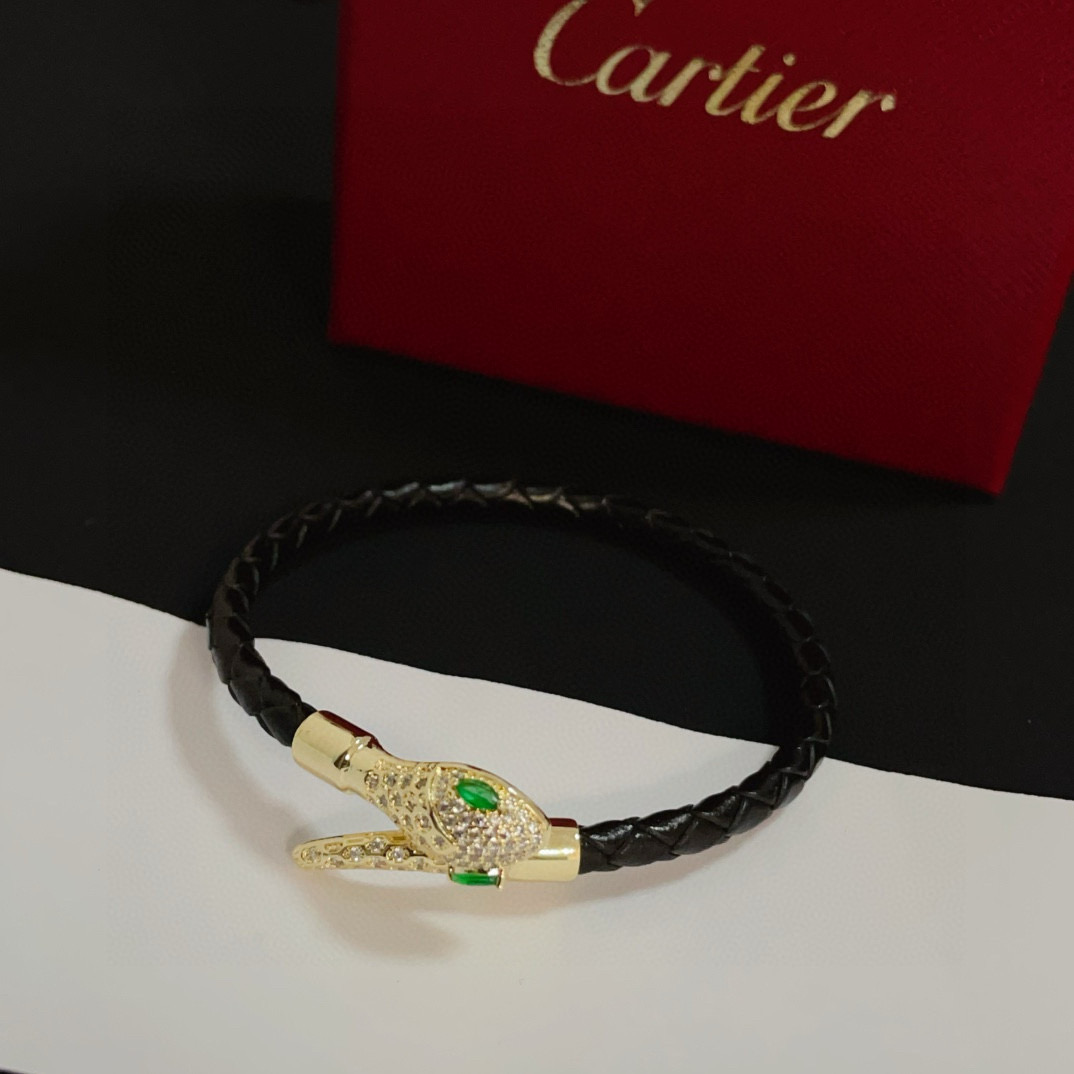 NO:583001,Cartier Leopard Head Diamond Leather Rope Bracelet High-end Customized Version Diamond-Inlaid Craftsmanship V Gold Material Classic and Fashionable Style Reconstruct the Aesthetics of Love with Sharp Lines!  Breaking the rules, the diamond-encrusted design actually achieves the ceiling of high-end sense - no need for flashy accumulation, love should be as pure as ever. Cartier is loved by many celebrities and Internet celebrities. The Leopard series bracelet is absolutely an eternal classic, and it is not limited to men and women, and there is no age limit!  Wear it and you will be the center of attention!  , jewelry boutique, cartier, bracelet19860909卡地亚豹头镶钻皮绳手镯 高端定制版本 镶嵌钻工艺 V金材质 经典而时尚风格 用凌厉线条重构爱情美学！打破常规,镶嵌钻设计反而成就高级感天花板——无需浮华堆砌,爱本应纯粹如初 卡地亚受众多明星网红的爱戴 豹子系列手镯 绝对是永恒经典 而且男女不限 年龄不限 ！戴上它你就是焦点！,饰品精品,cartier,bracelet,Jewelry