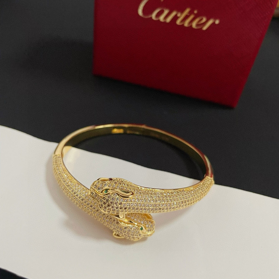 NO:583005,Cartier Leopard Head Diamond Bracelet High-end Customized Version Diamond-Inlaid Craftsmanship V Gold Material Classic and Fashionable Style Reconstruct the Aesthetics of Love with Sharp Lines!  Breaking the rules, the diamond-encrusted design actually achieves the ceiling of high-end sense - no need for flashy accumulation, love should be as pure as ever. Cartier is loved by many celebrities and Internet celebrities. The Leopard series bracelet is absolutely an eternal classic, and it is not limited to men and women, and there is no age limit!  Wear it and you will be the center of attention!  , jewelry boutique, cartier, bracelet19860909卡地亚豹头镶钻手镯 高端定制版本 镶嵌钻工艺 V金材质 经典而时尚风格 用凌厉线条重构爱情美学！打破常规,镶嵌钻设计反而成就高级感天花板——无需浮华堆砌,爱本应纯粹如初 卡地亚受众多明星网红的爱戴 豹子系列手镯 绝对是永恒经典 而且男女不限 年龄不限 ！戴上它你就是焦点！,饰品精品,cartier,bracelet,Jewelry