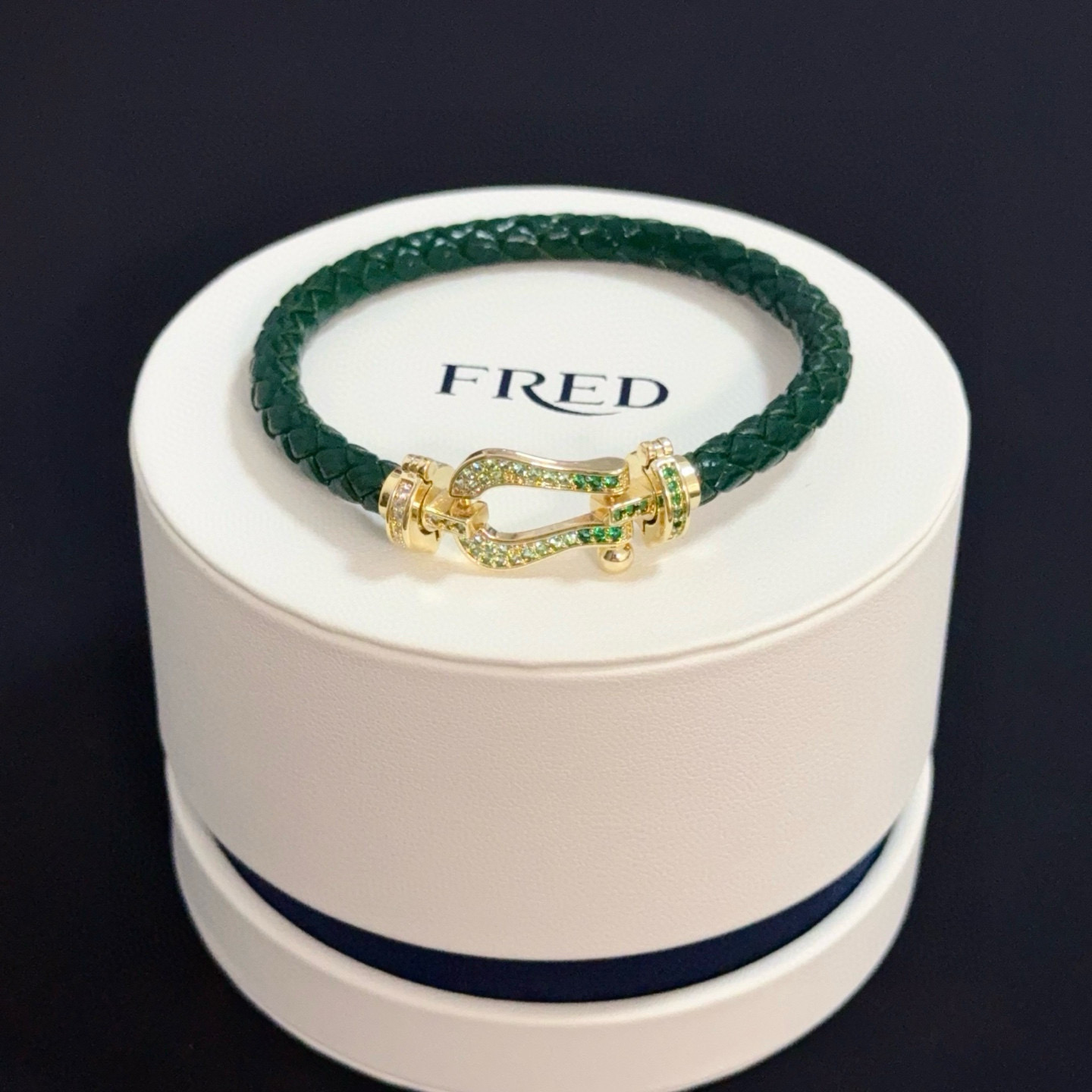 NO:583012,Popular Frederic full diamond horseshoe buckle leather rope bracelet, classic and versatile, a must-have item for fashionistas, fashionable and exquisite, 11 pairs of customized versions, thickened 18k electroplating process, different from the ordinary version on the market, the effect is very versatile!  !  , jewelry boutique, bracelet19860909火爆 费雷德满钻马蹄扣皮绳手镯 经典百搭,网红达人 时尚一族备必单品,时尚精致,11对版定制,加厚电镀18k工艺,区别市面上普通版本上手效果非常百搭！！,饰品精品,bracelet,Jewelry