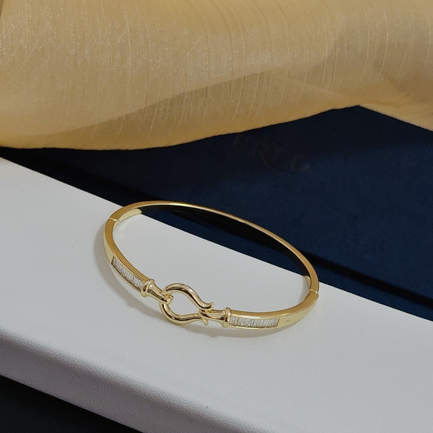 NO:583013,Popular Frederic full diamond horseshoe buckle bracelet, classic and versatile, a must-have item for fashionistas, fashionable and exquisite, 11 pairs of customized versions, thickened 18k electroplating process, the effect is very versatile!  !  , jewelry boutique, bracelet19860909火爆 费雷德满钻马蹄扣手镯 经典百搭,网红达人 时尚一族备必单品,时尚精致,11对版定制,加厚电镀18k工艺,上手效果非常百搭！！,饰品精品,bracelet,Jewelry