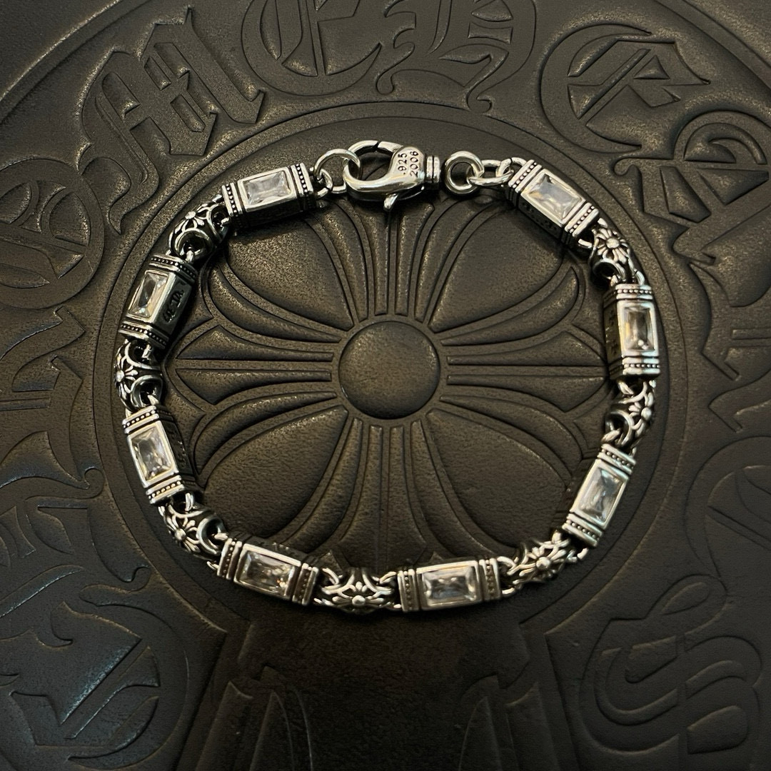 NO:575522,New [counter quality] Chrome Hearts multi-element white diamond cross bracelet. Different concave and convex shapes and different pattern design styles are unique. The cross scout flower is the symbol of Chrome Hearts, so it is more durable. Genuine pattern-printed Chrome Hearts distinguishes the ordinary light version in the market. Match the version and standard quality. Look at the printing details. The degree of retro gray oxidation. Seiko version!  , jewelry boutique, chrome hearts, chrome hearts, bracelet19860909新款【专柜品质】Chrome Hearts克罗心多元素白钻十字架手链 凹凸造型不同的花纹设计风格呈现出与众不同 十字架童军花是克罗心的标志 所以更经久不衰 正品打版Chrome Hearts克罗心 区别市场普通轻版 对版对标品质 看字印细节 复古做旧灰氧程度.精工版本！,饰品精品,chrome hearts,chrome hearts,bracelet,Jewelry