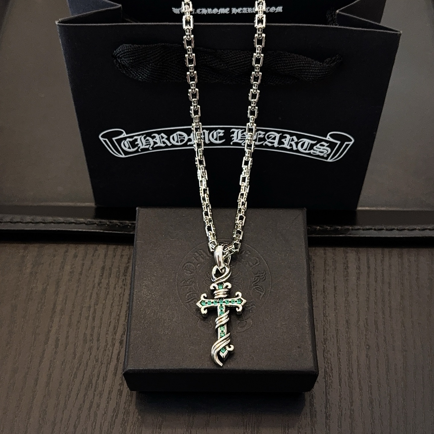 NO:575526,New [counter quality] Chrome Hearts classic retro cross necklace, green diamond cross pendant, different pattern design styles with concave and convex shapes, showing a distinctive cross. The Scout flower is the symbol of Chrome Hearts, so it is more durable. Genuine pattern-printed Chrome Hearts distinguishes the ordinary light version in the market. Match the version and standard quality. Look at the printing details. The degree of retro gray oxidation. Seiko version!  !  !  Purely handmade ~ Authentic open mold fashion essentials. Can be worn by both men and women. Same style for couples. Official website original. Rock punk Thai silver style. Retro elements. Trendy and versatile!  , jewelry boutique, chrome hearts, chrome hearts, necklace19860909新款【专柜品质】Chrome Hearts克罗心经典复古十字架项链 绿钻十字架吊坠 凹凸造型不同的花纹设计风格 呈现出与众不同 十字架 童军花是克罗心的志 所以更经久不衰 正品打版Chrome Hearts克罗心 区别市场普通轻版 对版对标品质 看字印细节 复古做旧灰氧程度.精工版本！！！ 纯手工打造 ～正品开模潮流时尚必备 男女均可佩戴 情侣同款 官网原版 摇滚朋克泰银风格 复古元素 潮流百搭！,饰品精品,chrome hearts,chrome hearts,necklace,Jewelry