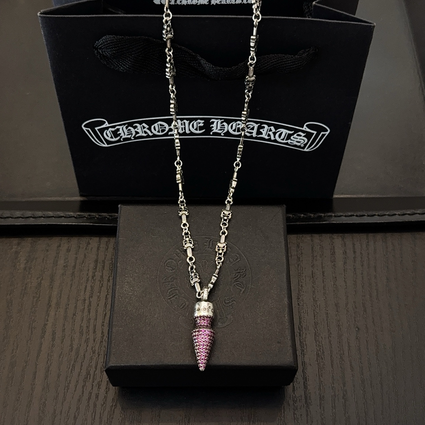 NO:582909,New [counter quality] Chrome Hearts classic retro sword necklace, pink diamond bullet pendant, concave and convex shapes with different pattern design styles, showing a distinctive cross. The Scout flower is the symbol of Chrome Hearts, so it is more durable. Genuine plate-printed Chrome Hearts distinguishes the ordinary light version in the market. Match the version and standard quality. Look at the printing details, the degree of retro ash oxidation. Seiko version!  !  !  Purely handmade ~ Authentic open mold fashion essentials. Can be worn by both men and women. Same style for couples. Official website original. Rock punk Thai silver style. Retro elements. Trendy and versatile!  , jewelry boutique, chrome hearts, chrome hearts, necklace19860909新款【专柜品质】Chrome Hearts克罗心经典复古宝剑项链 粉钻子弹吊坠 凹凸造型不同的花纹设计风格 呈现出与众不同 十字架 童军花是克罗心的志 所以更经久不衰 正品打版Chrome Hearts克罗心 区别市场普通轻版 对版对标品质 看字印细节 复古做旧灰氧程度.精工版本！！！ 纯手工打造 ～正品开模潮流时尚必备 男女均可佩戴 情侣同款 官网原版 摇滚朋克泰银风格 复古元素 潮流百搭！,饰品精品,chrome hearts,chrome hearts,necklace,Jewelry