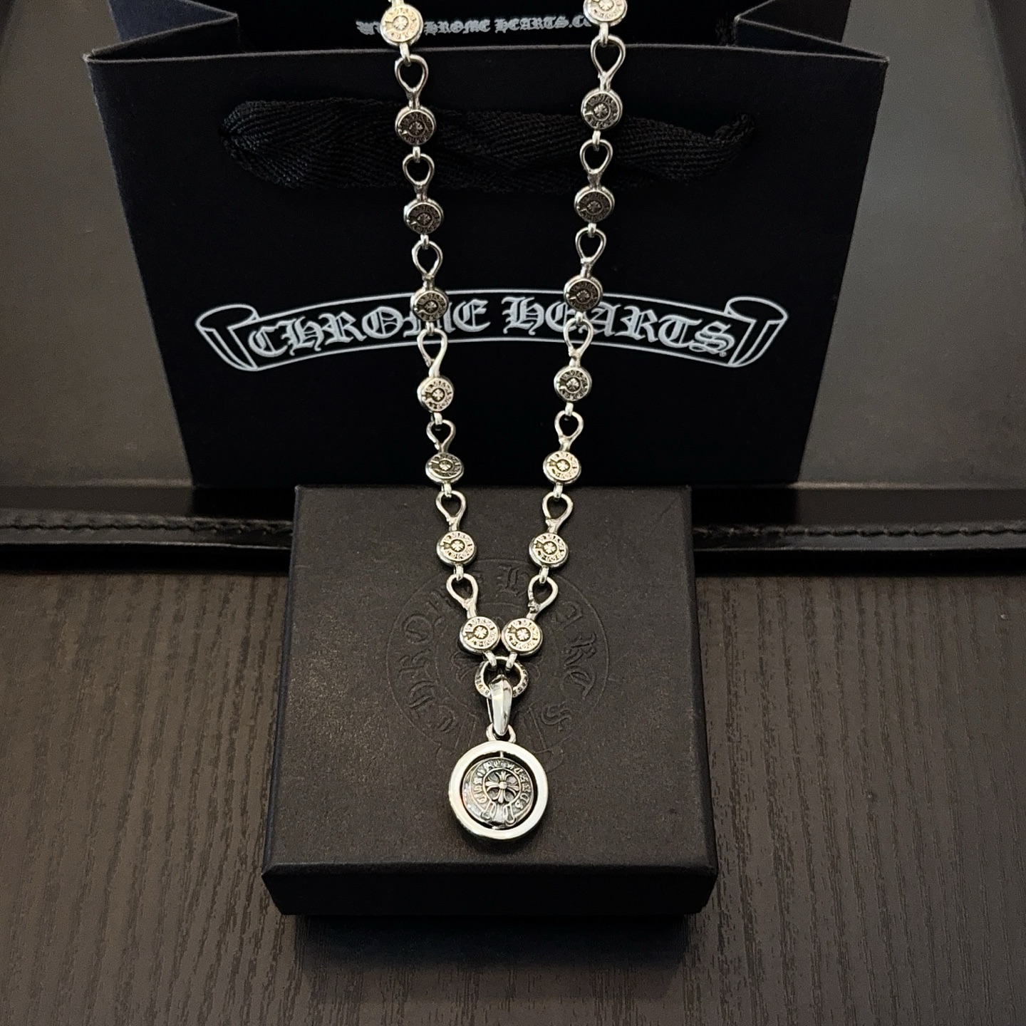 NO:582919,New [counter quality] Chrome Hearts classic retro necklace, double-sided flower ball pendant, concave and convex shapes with different pattern design styles, showing a distinctive cross. The Scout flower is the symbol of Chrome Hearts, so it is more durable. Genuine pattern-printed Chrome Hearts distinguishes the ordinary light version in the market. Match the version and standard quality. Look at the printing details. The degree of retro gray oxidation. Seiko version!  !  !  Purely handmade ~ Authentic open mold fashion essentials. Can be worn by both men and women. Same style for couples. Official website original. Rock punk Thai silver style. Retro elements. Trendy and versatile!  , jewelry boutique, chrome hearts, chrome hearts, necklace19860909新款【专柜品质】Chrome Hearts克罗心经典复古项链 双面花球吊坠 凹凸造型不同的花纹设计风格 呈现出与众不同 十字架 童军花是克罗心的志 所以更经久不衰 正品打版Chrome Hearts克罗心 区别市场普通轻版 对版对标品质 看字印细节 复古做旧灰氧程度.精工版本！！！ 纯手工打造 ～正品开模潮流时尚必备 男女均可佩戴 情侣同款 官网原版 摇滚朋克泰银风格 复古元素 潮流百搭！,饰品精品,chrome hearts,chrome hearts,necklace,Jewelry