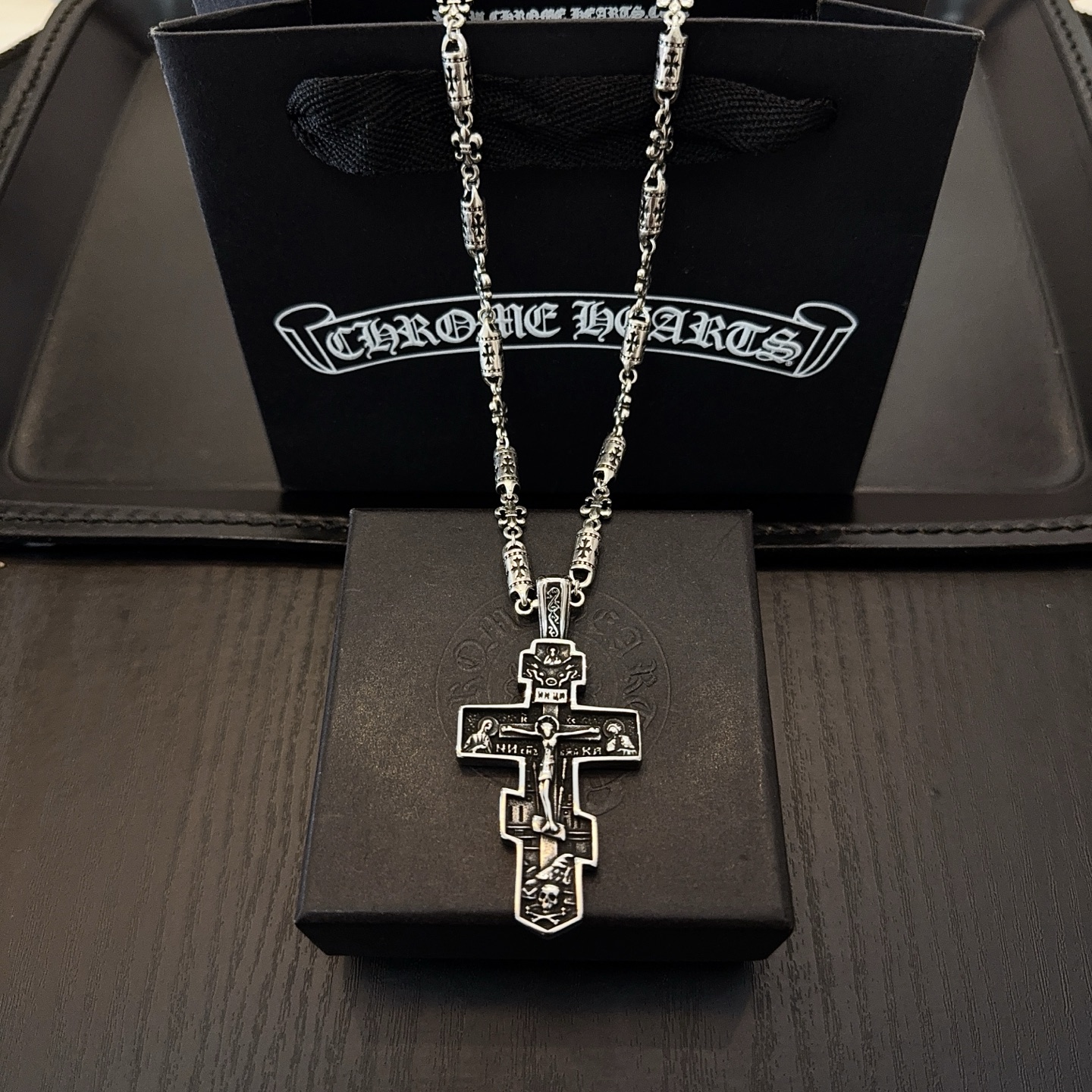 NO:582930,New [counter quality] Chrome Hearts Chrome Hearts classic retro horseshoe print cross pendant. Different pattern design styles with concave and convex shapes, showing a distinctive cross. The Scout flower is the symbol of Chrome Hearts, so it is more durable. Genuine pattern-printed Chrome Hearts Chrome Hearts is different from the ordinary light version in the market. Match the version and standard quality. Look at the printing details. The degree of retro gray oxidation. Seiko version!  !  !  Purely handmade ~ Authentic open mold fashion essentials. Can be worn by both men and women. Same style for couples. Official website original. Rock punk Thai silver style. Retro elements. Trendy and versatile!  , jewelry boutique, chrome hearts, chrome hearts19860909新款【专柜品质】Chrome Hearts克罗心经典复古 马蹄印十字架吊坠 凹凸造型不同的花纹设计风格 呈现出与众不同 十字架 童军花是克罗心的志 所以更经久不衰 正品打版Chrome Hearts克罗心 区别市场普通轻版 对版对标品质 看字印细节 复古做旧灰氧程度.精工版本！！！ 纯手工打造 ～正品开模潮流时尚必备 男女均可佩戴 情侣同款 官网原版 摇滚朋克泰银风格 复古元素 潮流百搭！,饰品精品,chrome hearts,chrome hearts,Jewelry