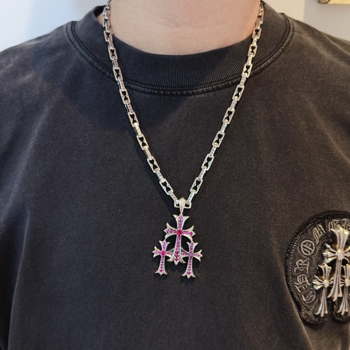 NO:582934,New [counter quality] Chrome Hearts classic retro necklace, pink diamond cross pendant, different pattern design styles with concave and convex shapes, showing a distinctive cross. The Scout flower is the symbol of Chrome Hearts, so it is more durable. Genuine pattern-printed Chrome Hearts distinguishes the ordinary light version in the market. Match the version and standard quality. Look at the printing details. The degree of retro gray oxidation. Seiko version!  !  !  Purely handmade ~ Authentic open mold fashion essentials. Can be worn by both men and women. Same style for couples. Official website original. Rock punk Thai silver style. Retro elements. Trendy and versatile!  , jewelry boutique, chrome hearts, chrome hearts, necklace19860909新款【专柜品质】Chrome Hearts克罗心经典复古项链 粉钻十字架吊坠 凹凸造型不同的花纹设计风格 呈现出与众不同 十字架 童军花是克罗心的志 所以更经久不衰 正品打版Chrome Hearts克罗心 区别市场普通轻版 对版对标品质 看字印细节 复古做旧灰氧程度.精工版本！！！ 纯手工打造 ～正品开模潮流时尚必备 男女均可佩戴 情侣同款 官网原版 摇滚朋克泰银风格 复古元素 潮流百搭！,饰品精品,chrome hearts,chrome hearts,necklace,Jewelry