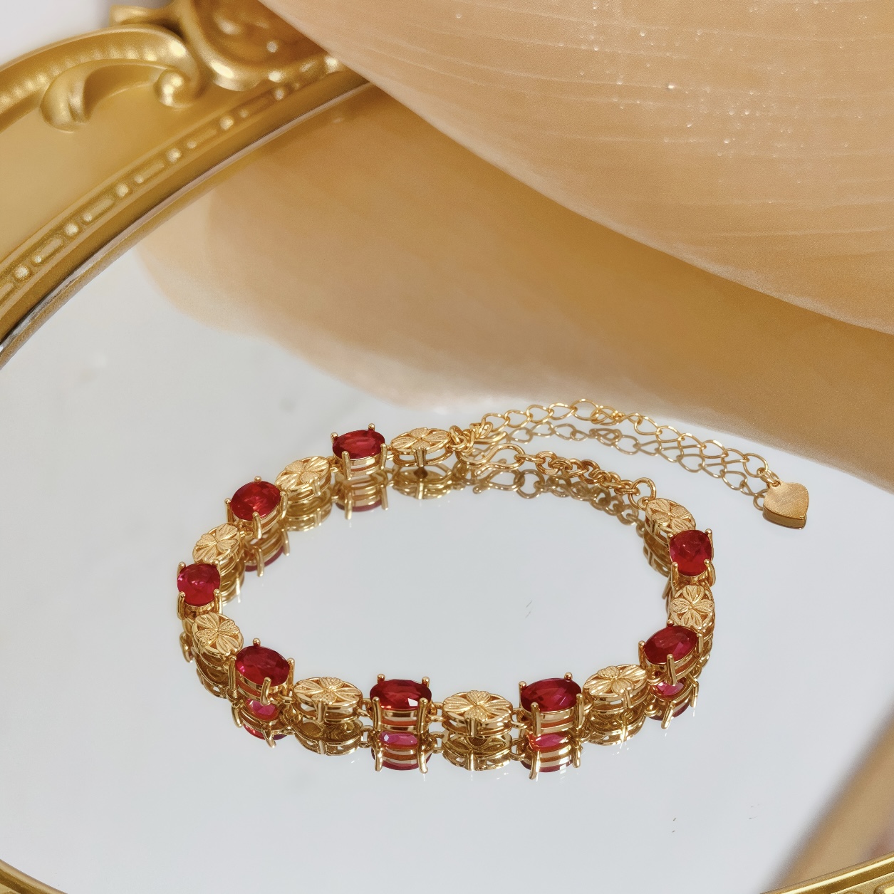 NO:583249,Piaget bracelet is a high-end customized version with diamond inlay technology and V-gold material. The details are full of luxury. The metal texture and texture complement each other and shine under the light, reflecting the luxury and elegance. Whether it is a business occasion or a sweet date, it can highlight the delicacy and elegance. It is so beautiful to get it. It is definitely your dream bracelet., jewelry boutique, Piaget, bracelet19860909Piaget伯爵手链 高端定制版本 镶嵌钻工艺 ,V金材质 ,细节处尽显奢华.金属质感与纹理相互映衬,光线之下,熠熠生辉,体现了奢华与典雅的气质.无论是商务场合还是甜蜜约会都能凸显精致和优雅~上手都太美了,绝对是你的梦中情镯.,饰品精品,piaget,bracelet,Jewelry