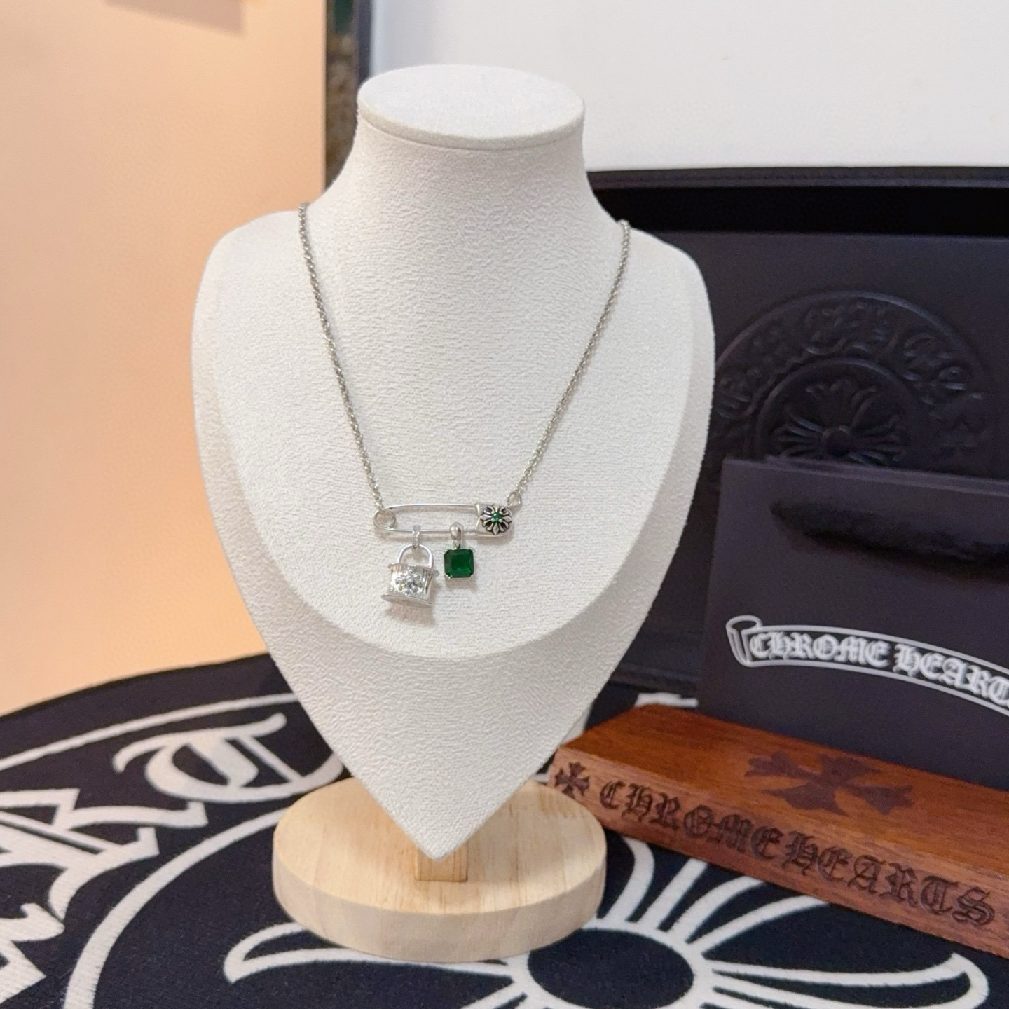 NO:575617,New [counter quality] Chrome Hearts brooch necklace. The concave and convex shapes have different pattern design styles, showing a distinctive cross. The Scout flower is the symbol of Chrome Hearts, so it is more durable. Genuine pattern-printed Chrome Hearts distinguishes the ordinary light version in the market. Match the version and standard quality. Look at the printing details. The degree of retro gray oxidation. Seiko version!  !  !  Purely handmade ~ Authentic open mold fashion essentials. Can be worn by both men and women. Same style for couples. Official website original. Rock punk Thai silver style. Retro elements. Trendy and versatile!  , jewelry boutique, chrome hearts, chrome hearts, necklace19860909新款【专柜品质】Chrome Hearts克罗心别针项链 凹凸造型不同的花纹设计风格 呈现出与众不同 十字架 童军花是克罗心的志 所以更经久不衰 正品打版Chrome Hearts克罗心 区别市场普通轻版 对版对标品质 看字印细节 复古做旧灰氧程度.精工版本！！！ 纯手工打造 ～正品开模潮流时尚必备 男女均可佩戴 情侣同款 官网原版 摇滚朋克泰银风格 复古元素 潮流百搭！,饰品精品,chrome hearts,chrome hearts,necklace,Jewelry