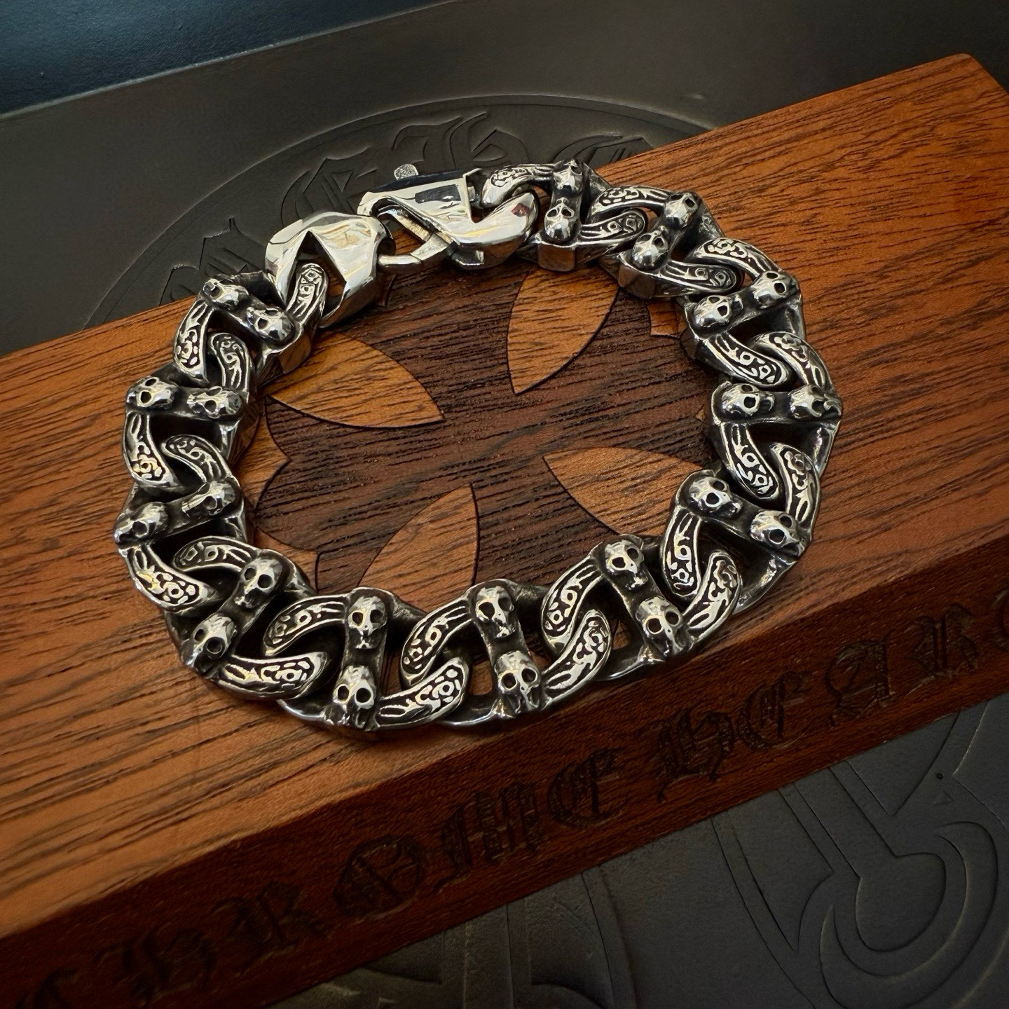 NO:575622,The new [counter quality] Chrome Hearts skull bracelet, popular on Kuaishou/ins/Xiaohongshu, the different concave and convex shapes are different in pattern design style. The cross scout flower is the symbol of Chrome Hearts, so it is more durable. Genuine type-printed Chrome Hearts Chrome Hearts is different from the ordinary light version in the market. Match the version and benchmark quality. Look at the printing details. The degree of retro ash oxidation. Seiko version!  , jewelry boutique, chrome hearts, chrome hearts, bracelet19860909新款【专柜品质】Chrome Hearts克罗心骷髅头手链,快手/ins/小红书热门,凹凸造型不同的花纹设计风格呈现出与众不同 十字架童军花是克罗心的标志 所以更经久不衰 正品打版Chrome Hearts克罗心 区别市场普通轻版 对版对标品质 看字印细节 复古做旧灰氧程度.精工版本！,饰品精品,chrome hearts,chrome hearts,bracelet,Jewelry