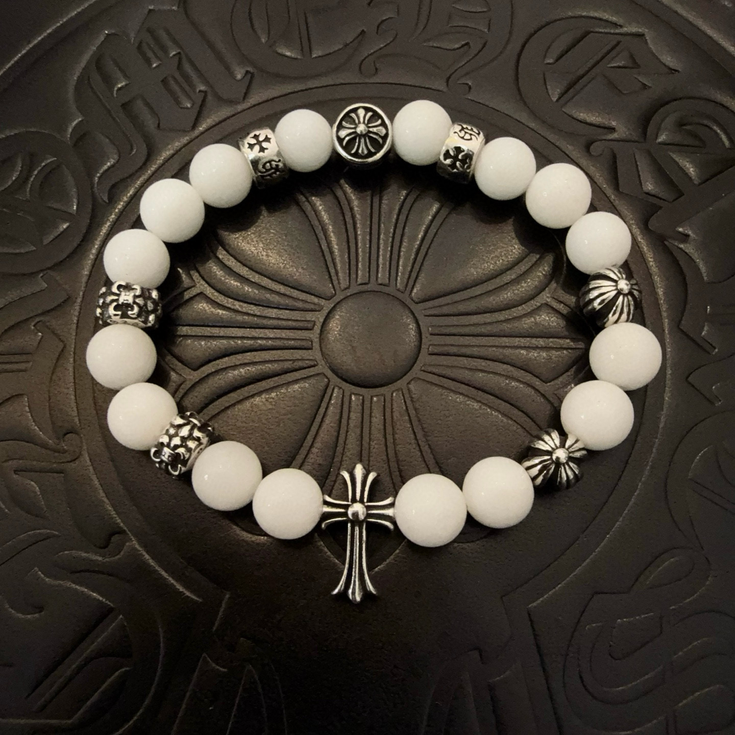 NO:583126,New [counter quality] Chrome Hearts classic retro multi-element white turquoise bracelet, popular on Kuaishou/ins/Xiaohongshu, the different concave and convex shapes are different in pattern design style. The cross scout flower is the symbol of Chrome Hearts, so it is more durable. Genuine pattern-printing Chrome Hearts distinguishes the ordinary light version in the market. Match the standard quality. Look at the printing details. The degree of retro gray oxidation. Seiko version!  , jewelry boutique, chrome hearts, chrome hearts, bracelet19860909新款【专柜品质】Chrome Hearts克罗心 经典复古多元素白松石手串手链 ,快手/ins/小红书热门,凹凸造型不同的花纹设计风格呈现出与众不同 十字架童军花是克罗心的标志 所以更经久不衰 正品打版Chrome Hearts克罗心 区别市场普通轻版 对版对标品质 看字印细节 复古做旧灰氧程度.精工版本！,饰品精品,chrome hearts,chrome hearts,bracelet,Jewelry