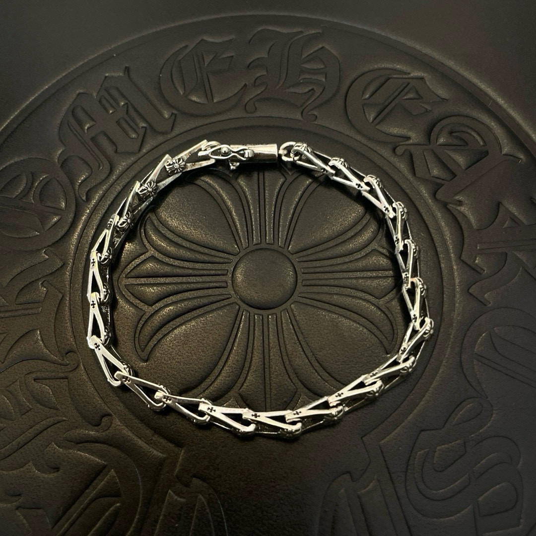 NO:583128,New [counter quality] Chrome Hearts Classic distressed retro cross bracelet. Concave and convex shapes with different pattern design styles, showing a distinctive cross. The Scout flower is the symbol of Chrome Hearts, so it is more durable. Genuine pattern-printed Chrome Hearts distinguishes the ordinary light version in the market. Check the quality of the version. Look at the printing details. The degree of retro gray oxidation. Seiko version!  !  !  Purely handmade ~ Authentic open mold fashion essentials. Can be worn by both men and women. Same style for couples. Official website original. Rock punk Thai silver style. Retro elements. Trendy and versatile!  , jewelry boutique, chrome hearts, chrome hearts, bracelet19860909新款【专柜品质】Chrome Hearts克罗心 经典做旧复古十字架手链 凹凸造型不同的花纹设计风格 呈现出与众不同 十字架 童军花是克罗心的志 所以更经久不衰 正品打版Chrome Hearts克罗心 区别市场普通轻版 对版对标品质 看字印细节 复古做旧灰氧程度.精工版本！！！ 纯手工打造 ～正品开模潮流时尚必备 男女均可佩戴 情侣同款 官网原版 摇滚朋克泰银风格 复古元素 潮流百搭！,饰品精品,chrome hearts,chrome hearts,bracelet,Jewelry