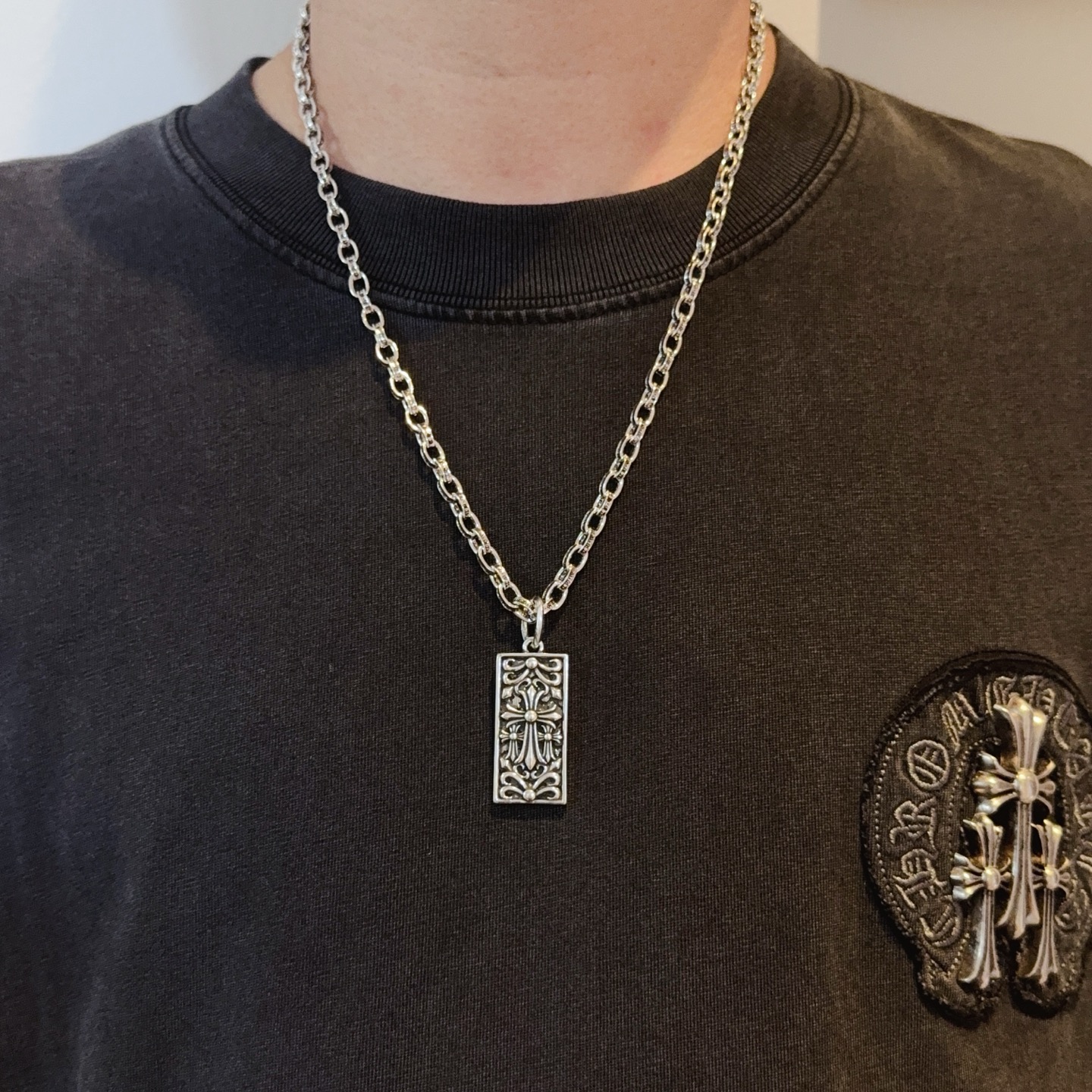 NO:583131,New [Counter Quality] Chrome Hearts Classic Retro Letter Necklace, Square Cross Pendant, Concave and Concave Shapes, Different Pattern Design Styles, Presenting a Distinctive Cross, Scout Flower is Chrome Hearts' Emblem, So It's More Enduring. Genuine Patterned Chrome Hearts Differentiates from Ordinary Light Editions in the Market, Matching Editions, Standard Quality, Look at the Printing Details, Retro Aged Gray Oxygen Level. Seiko Version!  !  !  Purely handmade ~ Authentic open mold fashion essentials. Can be worn by both men and women. Same style for couples. Official website original. Rock punk Thai silver style. Retro elements. Trendy and versatile!  , jewelry boutique, chrome hearts, chrome hearts, necklace19860909新款【专柜品质】Chrome Hearts克罗心经典复古字母项链 方牌十字架吊坠 凹凸造型不同的花纹设计风格 呈现出与众不同 十字架 童军花是克罗心的志 所以更经久不衰 正品打版Chrome Hearts克罗心 区别市场普通轻版 对版对标品质 看字印细节 复古做旧灰氧程度.精工版本！！！ 纯手工打造 ～正品开模潮流时尚必备 男女均可佩戴 情侣同款 官网原版 摇滚朋克泰银风格 复古元素 潮流百搭！,饰品精品,chrome hearts,chrome hearts,necklace,Jewelry