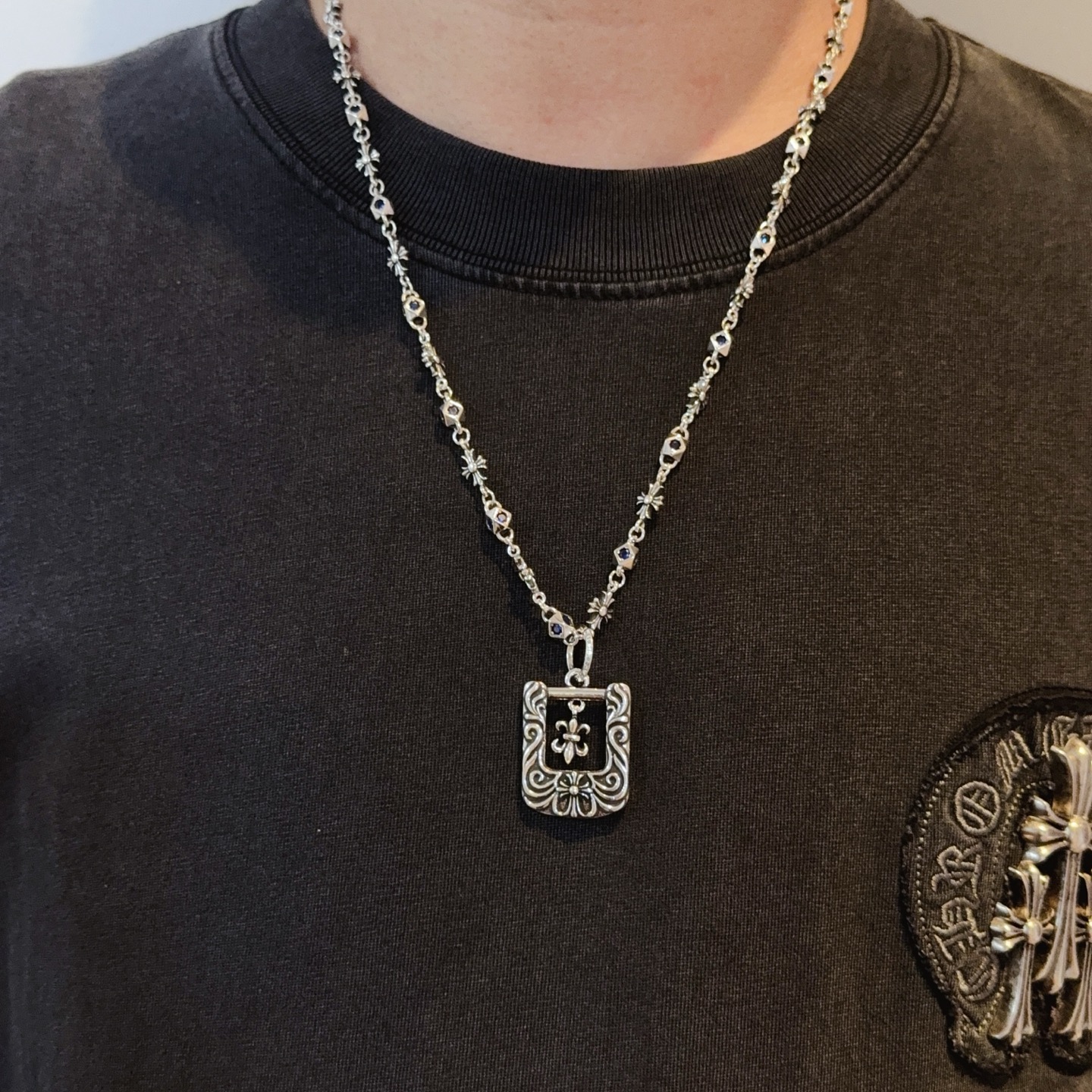 NO:583132,New [counter quality] Chrome Hearts Classic Retro Blue Diamond Cross Necklace, Square Scout Flower Pendant, Concave and Concave Shape Different Pattern Design Styles, Presenting a Distinctive Cross and Scout Flower are Chrome Hearts’ emblems, so they are more durable. Genuine patterned Chrome Hearts distinguishes the ordinary light version on the market. Match the standard quality. Look at the printing details. The degree of retro gray oxidation. Seiko version!  !  !  Purely handmade ~ Authentic open mold fashion essentials. Can be worn by both men and women. Same style for couples. Official website original. Rock punk Thai silver style. Retro elements. Trendy and versatile!  , jewelry boutique, chrome hearts, chrome hearts, necklace19860909新款【专柜品质】Chrome Hearts克罗心经典复古蓝钻十字架项链 方牌童军花吊坠 凹凸造型不同的花纹设计风格 呈现出与众不同 十字架 童军花是克罗心的志 所以更经久不衰 正品打版Chrome Hearts克罗心 区别市场普通轻版 对版对标品质 看字印细节 复古做旧灰氧程度.精工版本！！！ 纯手工打造 ～正品开模潮流时尚必备 男女均可佩戴 情侣同款 官网原版 摇滚朋克泰银风格 复古元素 潮流百搭！,饰品精品,chrome hearts,chrome hearts,necklace,Jewelry