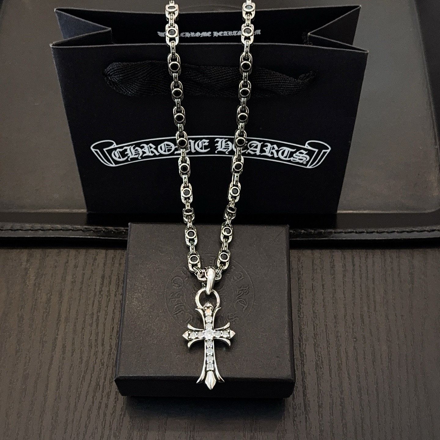 NO:583134,New [counter quality] Chrome Hearts classic retro black diamond necklace, full diamond cross pendant, concave and convex shapes with different pattern design styles, showing a distinctive cross. The Scout flower is Chrome Hearts' symbol, so it is more durable. Genuine pattern-printing Chrome Hearts distinguishes the ordinary light version in the market. Match the version and standard quality. Look at the printing details. The degree of retro ash oxidation. Seiko version!  !  !  Purely handmade ~ Authentic open mold fashion essentials. Can be worn by both men and women. Same style for couples. Official website original. Rock punk Thai silver style. Retro elements. Trendy and versatile!  , jewelry boutique, chrome hearts, chrome hearts, necklace19860909新款【专柜品质】Chrome Hearts克罗心经典复古黑钻项链 满钻十字架吊坠 凹凸造型不同的花纹设计风格 呈现出与众不同 十字架 童军花是克罗心的志 所以更经久不衰 正品打版Chrome Hearts克罗心 区别市场普通轻版 对版对标品质 看字印细节 复古做旧灰氧程度.精工版本！！！ 纯手工打造 ～正品开模潮流时尚必备 男女均可佩戴 情侣同款 官网原版 摇滚朋克泰银风格 复古元素 潮流百搭！,饰品精品,chrome hearts,chrome hearts,necklace,Jewelry