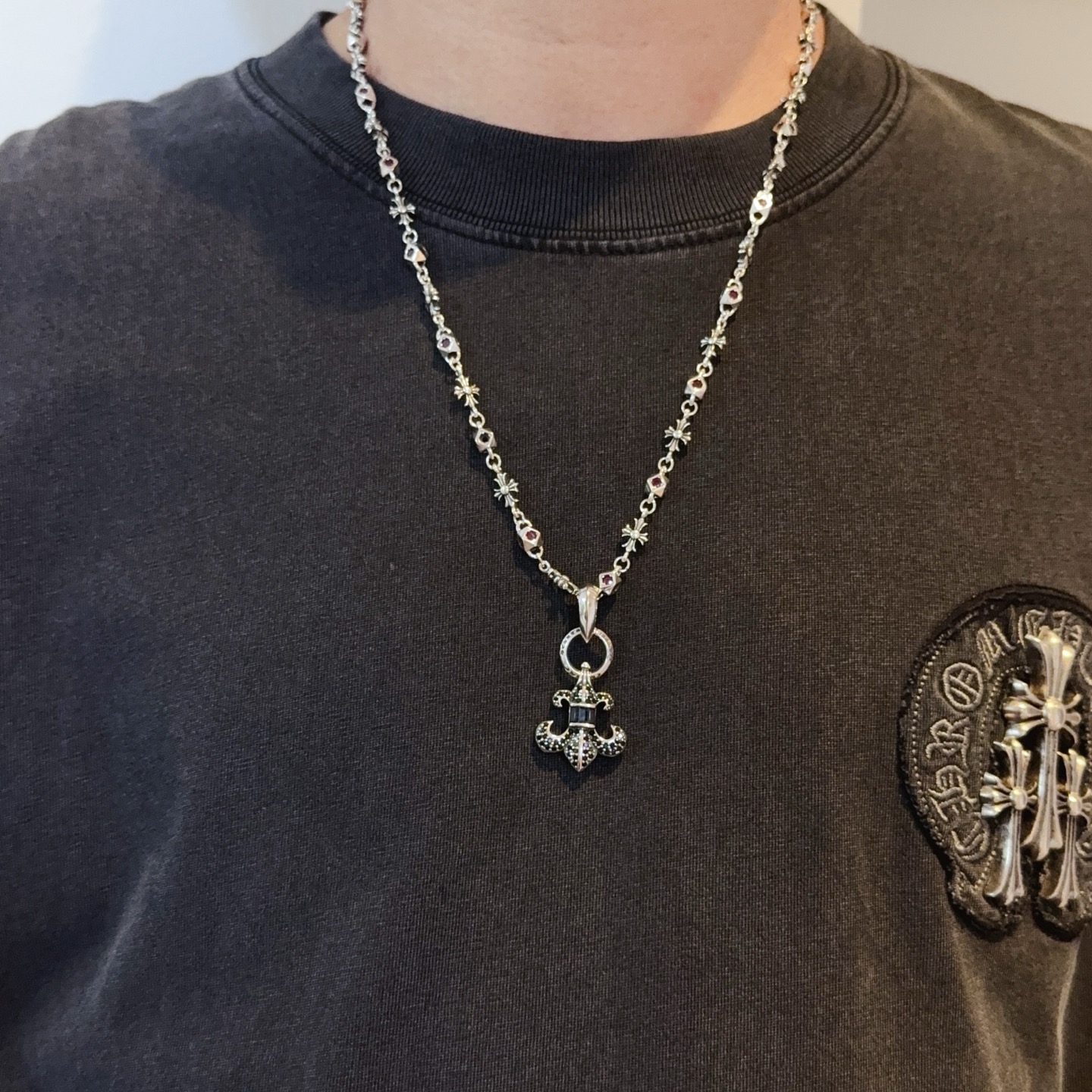 NO:583136,New [Counter Quality] Chrome Hearts Classic Retro Pink Diamond Cross Necklace Scout Flower Pendant Concave and Concave Shape Different Pattern Design Styles Present a Distinctive Cross The Scout Flower is Chrome Hearts’ symbol, so it is more durable. Genuine pattern-printed Chrome Hearts distinguishes the ordinary light version in the market. Match the standard quality. Look at the printing details. The degree of retro ash oxidation. Seiko version!  !  !  Purely handmade ~ Authentic open mold fashion essentials. Can be worn by both men and women. Same style for couples. Official website original. Rock punk Thai silver style. Retro elements. Trendy and versatile!  , jewelry boutique, chrome hearts, chrome hearts, necklace19860909新款【专柜品质】Chrome Hearts克罗心经典复古粉钻十字架项链 童军花吊坠 凹凸造型不同的花纹设计风格 呈现出与众不同 十字架 童军花是克罗心的志 所以更经久不衰 正品打版Chrome Hearts克罗心 区别市场普通轻版 对版对标品质 看字印细节 复古做旧灰氧程度.精工版本！！！ 纯手工打造 ～正品开模潮流时尚必备 男女均可佩戴 情侣同款 官网原版 摇滚朋克泰银风格 复古元素 潮流百搭！,饰品精品,chrome hearts,chrome hearts,necklace,Jewelry