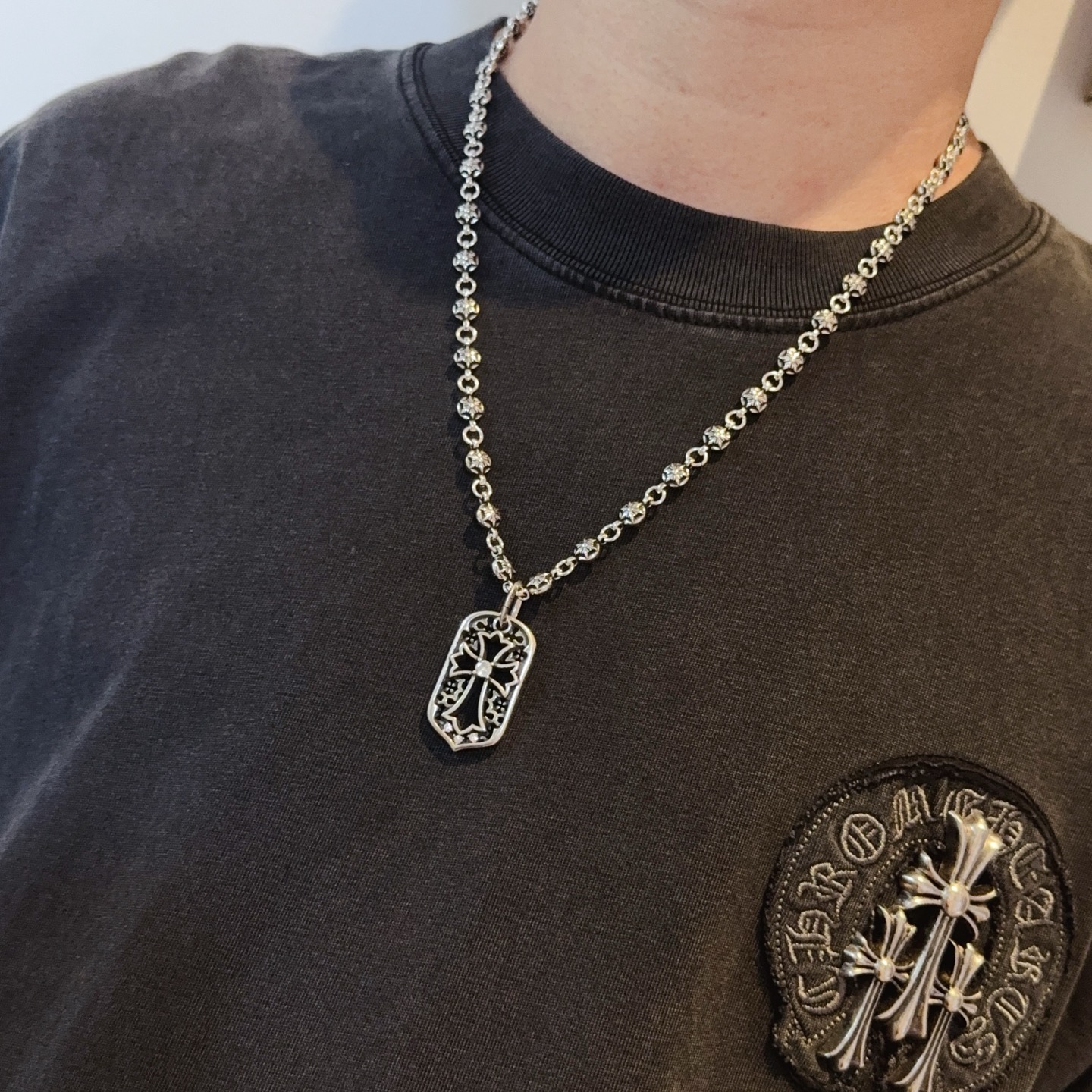 NO:583137,New [counter quality] Chrome Hearts Classic Retro Flower Ball Necklace, Square Pendant, Concave and Concave Shape Different Pattern Design Styles, Presenting a Distinctive Cross, Scout Flower is Chrome Hearts' Emblem, So It's More Enduring. Genuine Patterned Chrome Hearts Differentiates from Ordinary Light Versions in the Market, Matching Versions, Standard Quality, Look at the Printing Details, Vintage Aged Gray Oxygen Level. Seiko Version!  !  !  Purely handmade ~ Authentic open mold fashion essentials. Can be worn by both men and women. Same style for couples. Official website original. Rock punk Thai silver style. Retro elements. Trendy and versatile!  , jewelry boutique, chrome hearts, chrome hearts, necklace19860909新款【专柜品质】Chrome Hearts克罗心经典复古花球项链 方牌吊坠 凹凸造型不同的花纹设计风格 呈现出与众不同 十字架 童军花是克罗心的志 所以更经久不衰 正品打版Chrome Hearts克罗心 区别市场普通轻版 对版对标品质 看字印细节 复古做旧灰氧程度.精工版本！！！ 纯手工打造 ～正品开模潮流时尚必备 男女均可佩戴 情侣同款 官网原版 摇滚朋克泰银风格 复古元素 潮流百搭！,饰品精品,chrome hearts,chrome hearts,necklace,Jewelry