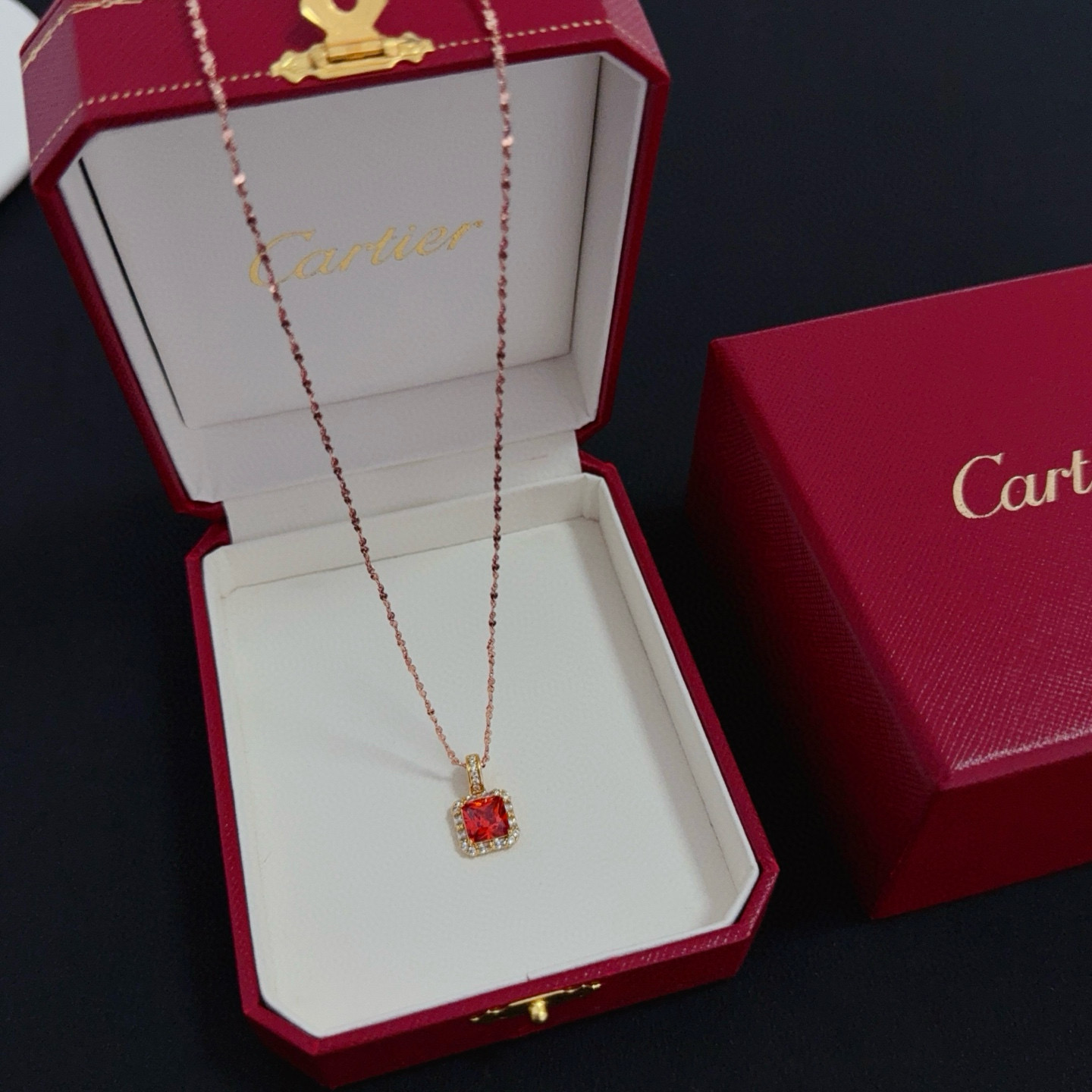 NO:575681,Cartier diamond-encrusted necklace, celebrity internet celebrity's companionship, Douyin Xiaohongshu hot hit, high-end customized version, diamond-encrusted craftsmanship, V-gold material, classic and fashionable style, reconstruct the aesthetics of love with sharp lines!  Breaking the rules, the diamond-encrusted design actually achieves the ceiling of high-end sense - no need for flashy accumulation, love should be as pure as ever. Cartier is loved by many celebrities and Internet celebrities. The Leopard series bracelet is absolutely an eternal classic, and it is not limited to men and women, and there is no age limit!  Wear it and you will be the center of attention!  , jewelry boutique,cartier,necklace,bracelet19860909卡地亚镶钻项链 明星网红同歀 抖音小红书爆款 高端定制版本 镶嵌钻工艺 V金材质 经典而时尚风格 用凌厉线条重构爱情美学！打破常规,镶嵌钻设计反而成就高级感天花板——无需浮华堆砌,爱本应纯粹如初 卡地亚受众多明星网红的爱戴 豹子系列手镯 绝对是永恒经典 而且男女不限 年龄不限 ！戴上它你就是焦点！,饰品精品,cartier,necklace,bracelet,Jewelry