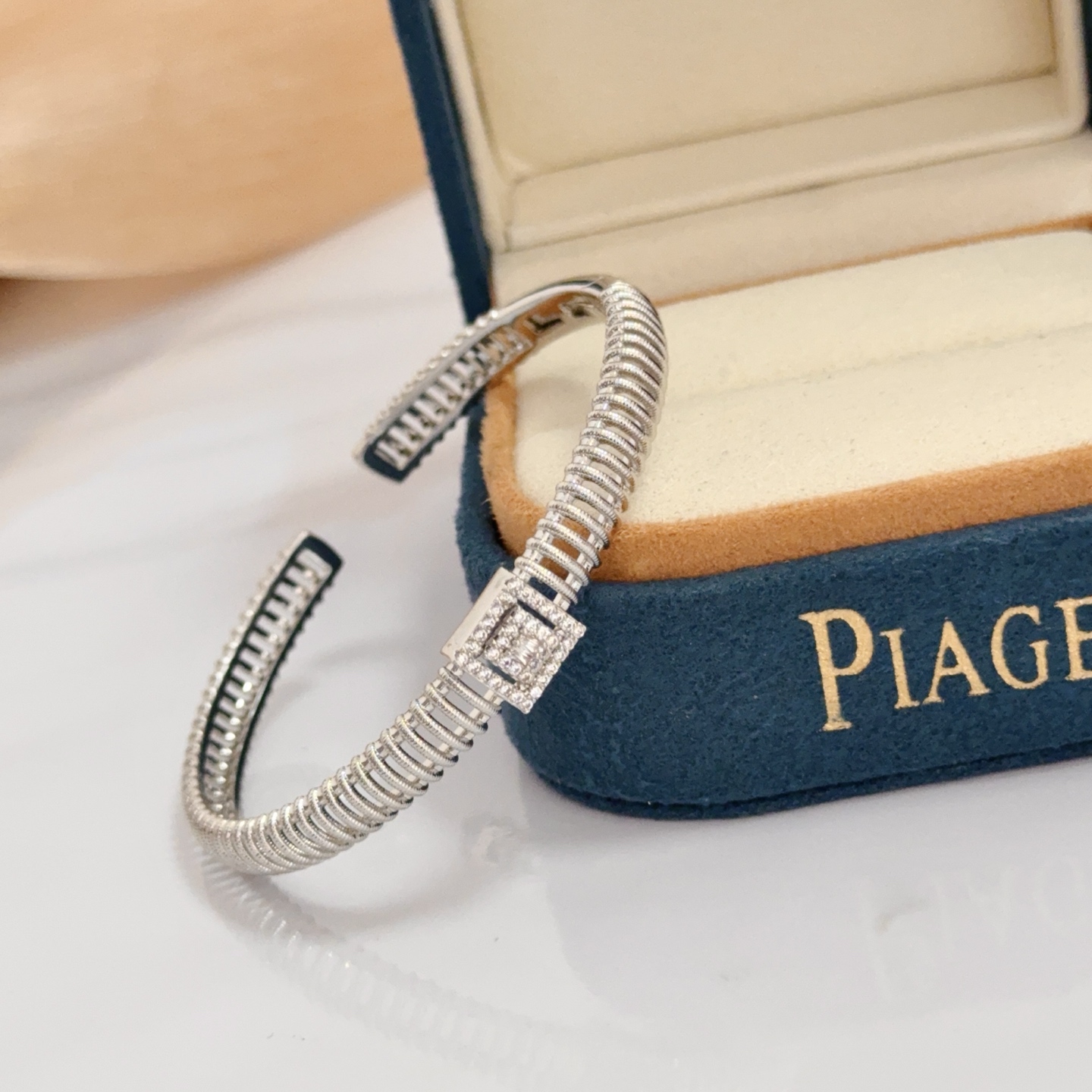 NO:583253,Piaget bracelet is a high-end customized version with inlaid diamond craftsmanship and V-gold material. The details are luxurious. The metal texture and texture complement each other and shine under the light, reflecting the luxury and elegance. Whether it is a business occasion or a sweet date, it can highlight delicacy and elegance. It is so beautiful when you get it. It is definitely your dream bracelet., jewelry boutique, Piaget, bracelet19860909Piaget伯爵手镯 高端定制版本 镶嵌钻工艺 ,V金材质 ,细节处尽显奢华.金属质感与纹理相互映衬,光线之下,熠熠生辉,体现了奢华与典雅的气质.无论是商务场合还是甜蜜约会都能凸显精致和优雅~上手都太美了,绝对是你的梦中情镯.,饰品精品,piaget,bracelet,Jewelry