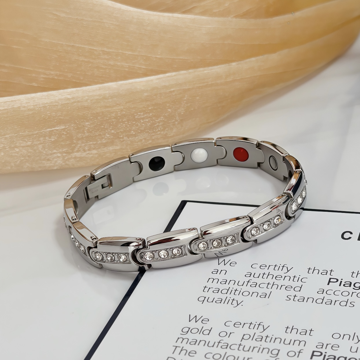 NO:583255,Piaget bracelet is a high-end customized version with diamond inlay technology and V-gold material. The details are full of luxury. The metal texture and texture complement each other and shine under the light, reflecting the luxury and elegance. Whether it is a business occasion or a sweet date, it can highlight the delicacy and elegance. It is so beautiful to get it. It is definitely your dream bracelet., jewelry boutique, Piaget, bracelet19860909Piaget伯爵手链 高端定制版本 镶嵌钻工艺 ,V金材质 ,细节处尽显奢华.金属质感与纹理相互映衬,光线之下,熠熠生辉,体现了奢华与典雅的气质.无论是商务场合还是甜蜜约会都能凸显精致和优雅~上手都太美了,绝对是你的梦中情镯.,饰品精品,piaget,bracelet,Jewelry