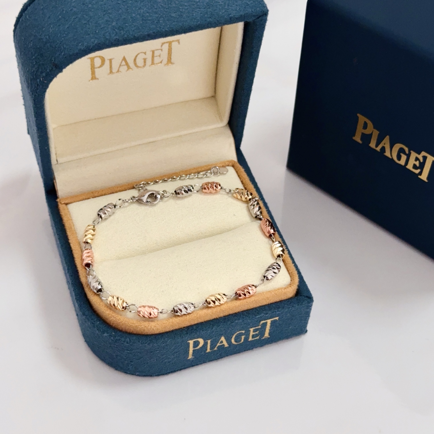 NO:583257,Piaget transfer bead bracelet, high-end customized version, inlaid with diamonds, V gold material, adjustable length, unique design, gentle and texture~, classic and elegant style, a manifestation of character, a symbol of love, and a kind of spiritual sustenance. From necklaces decorated with rotating cylinders to pendants and bracelets decorated with rotating rings, jewelry is full of smart and interesting., jewelry boutique, piaget, necklace, bracelet, bracelet19860909Piaget伯爵转运珠手链, 高端定制版本 镶嵌钻工艺 V金材质 ,可调节长度,设计独特,温柔 有质感～,款式经典大气,是性格的彰显,爱情的象征更是精神的一种寄托.从装饰旋转圆柱的项链到点缀旋转圆环的吊坠和手镯手链,珠宝都充满灵动趣味.,饰品精品,piaget,necklace,bracelet,bracelet,Jewelry