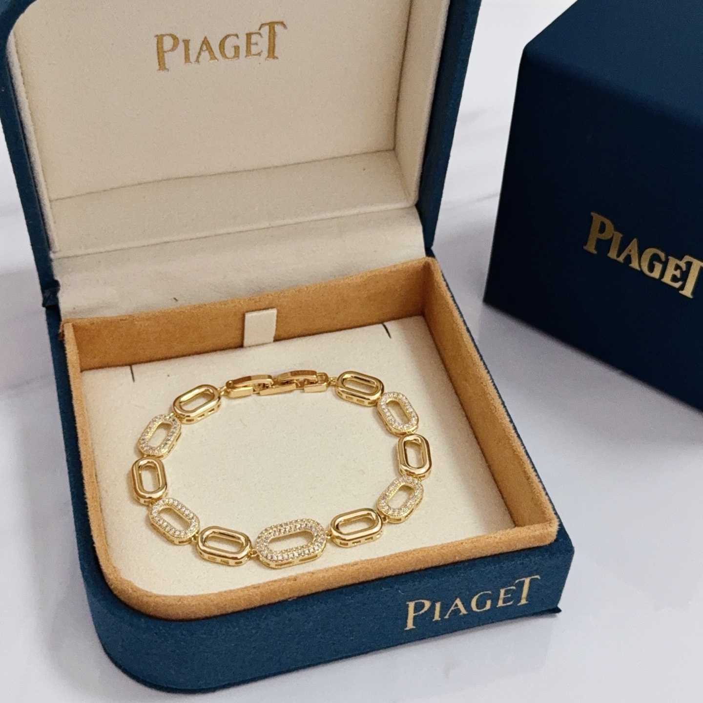 NO:583260,Piaget bracelet, high-end customized version, made of diamond-encrusted V gold material, adjustable length, unique design, gentle and texture~, classic and elegant style, a manifestation of character, a symbol of love, and a kind of spiritual sustenance. From necklaces decorated with rotating cylinders to pendants and bracelets decorated with rotating rings, jewelry is full of smart and interesting., jewelry boutique,piaget,necklace,bracelet,bracelet19860909Piaget伯爵手链, 高端定制版本 镶嵌钻工艺 V金材质 ,可调节长度,设计独特,温柔 有质感～,款式经典大气,是性格的彰显,爱情的象征更是精神的一种寄托.从装饰旋转圆柱的项链到点缀旋转圆环的吊坠和手镯手链,珠宝都充满灵动趣味.,饰品精品,piaget,necklace,bracelet,bracelet,Jewelry