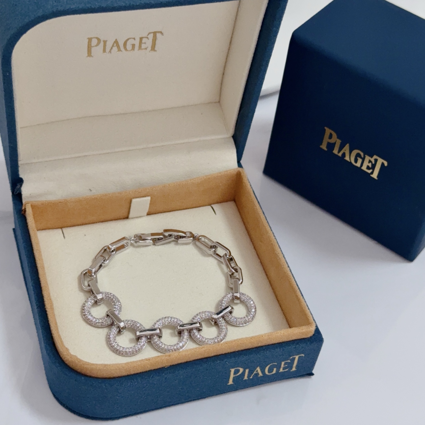 NO:575685,Piaget bracelet, high-end customized version, made of diamond-encrusted V gold material, adjustable length, unique design, gentle and texture~, classic and elegant style, a manifestation of character, a symbol of love, and a kind of spiritual sustenance. From necklaces decorated with rotating cylinders to pendants and bracelets decorated with rotating rings, jewelry is full of smart and interesting., jewelry boutique,piaget,necklace,bracelet,bracelet19860909Piaget伯爵手链, 高端定制版本 镶嵌钻工艺 V金材质 ,可调节长度,设计独特,温柔 有质感～,款式经典大气,是性格的彰显,爱情的象征更是精神的一种寄托.从装饰旋转圆柱的项链到点缀旋转圆环的吊坠和手镯手链,珠宝都充满灵动趣味.,饰品精品,piaget,necklace,bracelet,bracelet,Jewelry