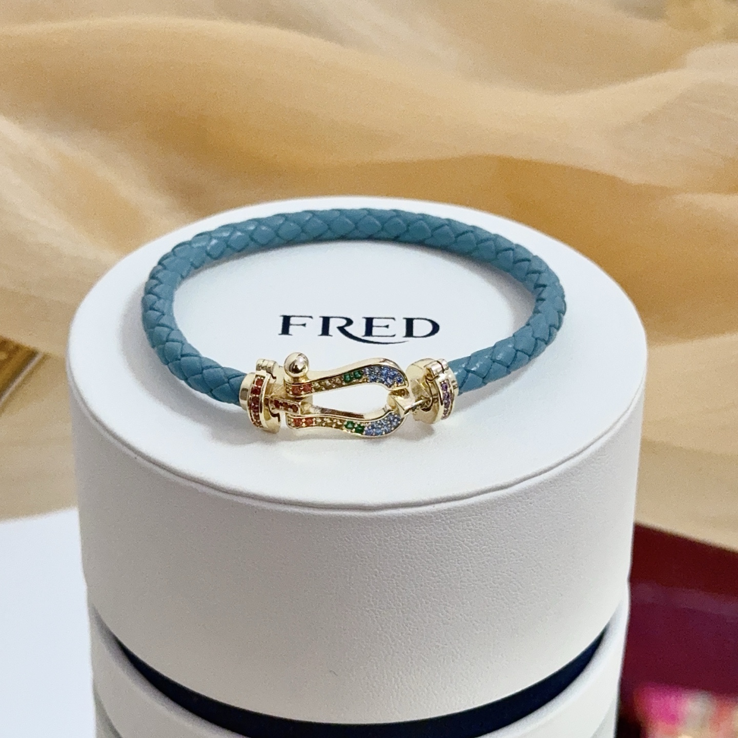 NO:583267,Popular Frederic full diamond horseshoe buckle leather rope bracelet, classic and versatile, a must-have item for fashionistas, fashionable and exquisite, 11 pairs of customized versions, thickened 18k electroplating process, the effect is very versatile!  !  , jewelry boutique, bracelet19860909火爆 费雷德满钻马蹄扣皮绳手镯 经典百搭,网红达人 时尚一族备必单品,时尚精致,11对版定制,加厚电镀18k工艺,上手效果非常百搭！！,饰品精品,bracelet,Jewelry