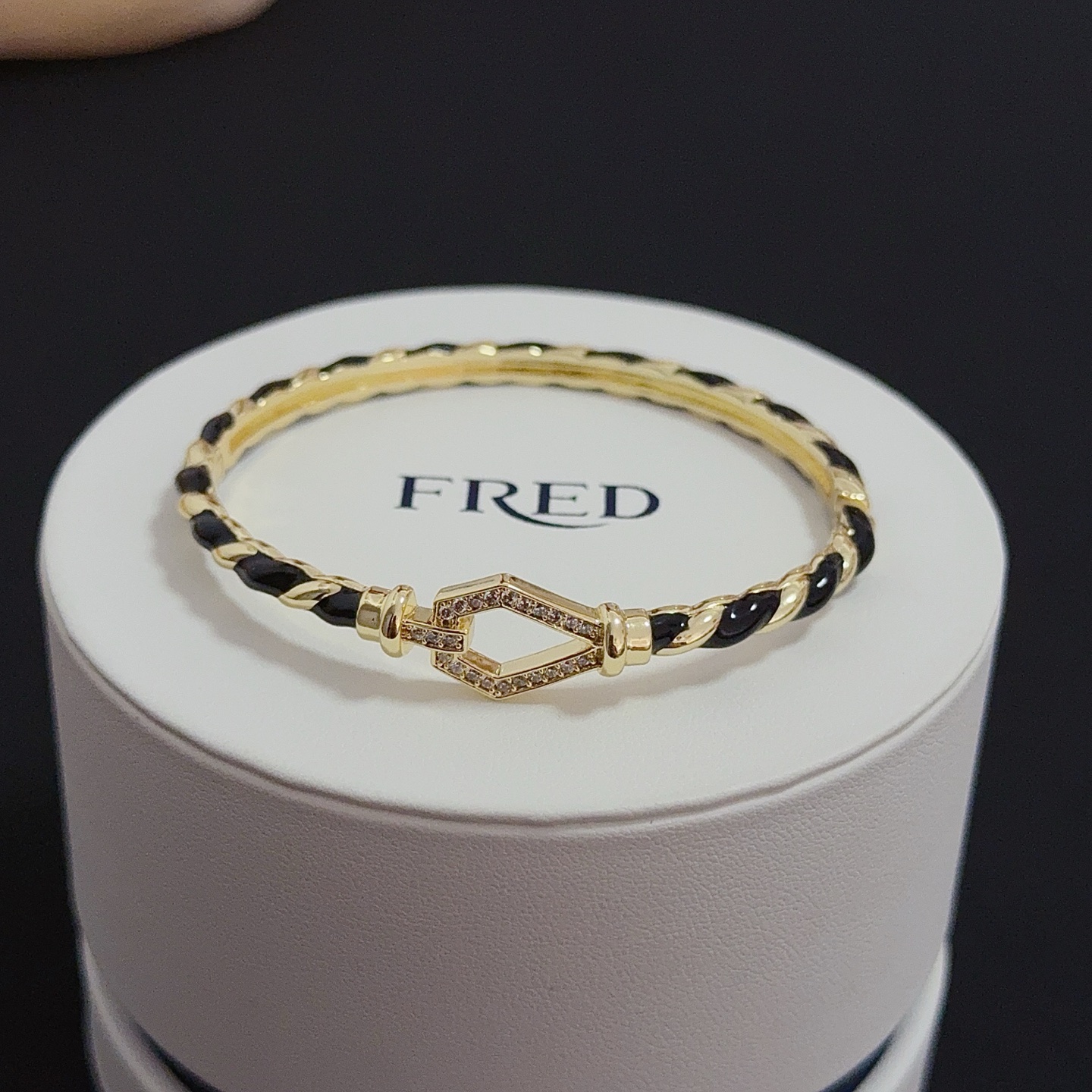 NO:583269,Popular Frederic full diamond horseshoe buckle bracelet, classic and versatile, a must-have item for fashionistas, fashionable and exquisite, 11 pairs of customized versions, thickened 18k electroplating process, the effect is very versatile!  !  , jewelry boutique, bracelet19860909火爆 费雷德满钻马蹄扣手镯 经典百搭,网红达人 时尚一族备必单品,时尚精致,11对版定制,加厚电镀18k工艺,上手效果非常百搭！！,饰品精品,bracelet,Jewelry