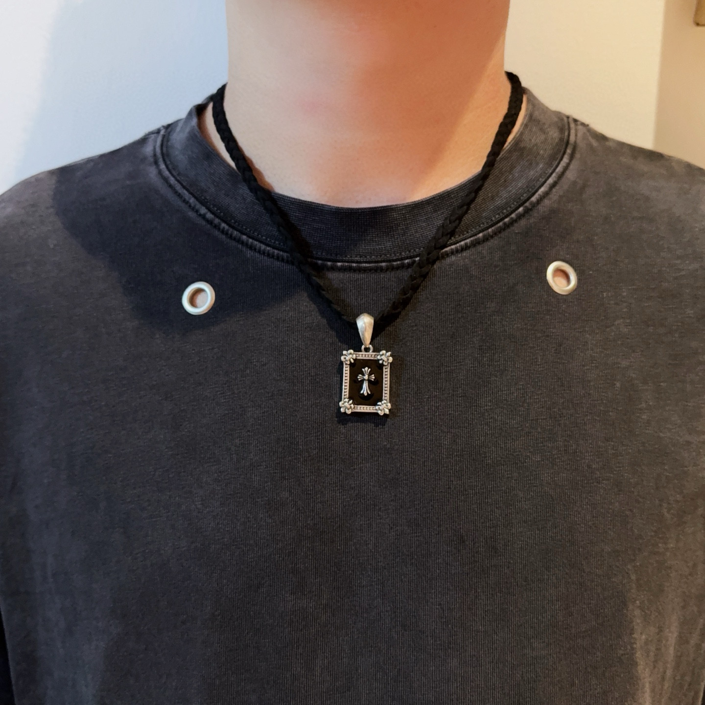 NO:575646,New [counter quality] Chrome Hearts Chrome Hearts leather rope braided necklace, arbitrarily adjustable length, different concave and convex shapes, different pattern design styles, showing a distinctive cross. The Scout flower is the symbol of Chrome Hearts, so it is more durable. Genuine pattern-printed Chrome Hearts distinguishes the ordinary light version in the market. Check the quality of the version. Look at the printing details, the degree of retro gray oxidation. Seiko version!  !  !  Purely handmade ~ Authentic open mold fashion essentials. Can be worn by both men and women. Same style for couples. Official website original. Rock punk Thai silver style. Retro elements. Trendy and versatile!  , jewelry boutique, chrome hearts, chrome hearts, necklace19860909新款【专柜品质】Chrome Hearts克罗心皮绳编织项链 ,任意调节长度,凹凸造型不同的花纹设计风格 呈现出与众不同 十字架 童军花是克罗心的志 所以更经久不衰 正品打版Chrome Hearts克罗心 区别市场普通轻版 对版对标品质 看字印细节 复古做旧灰氧程度.精工版本！！！ 纯手工打造 ～正品开模潮流时尚必备 男女均可佩戴 情侣同款 官网原版 摇滚朋克泰银风格 复古元素 潮流百搭！,饰品精品,chrome hearts,chrome hearts,necklace,Jewelry