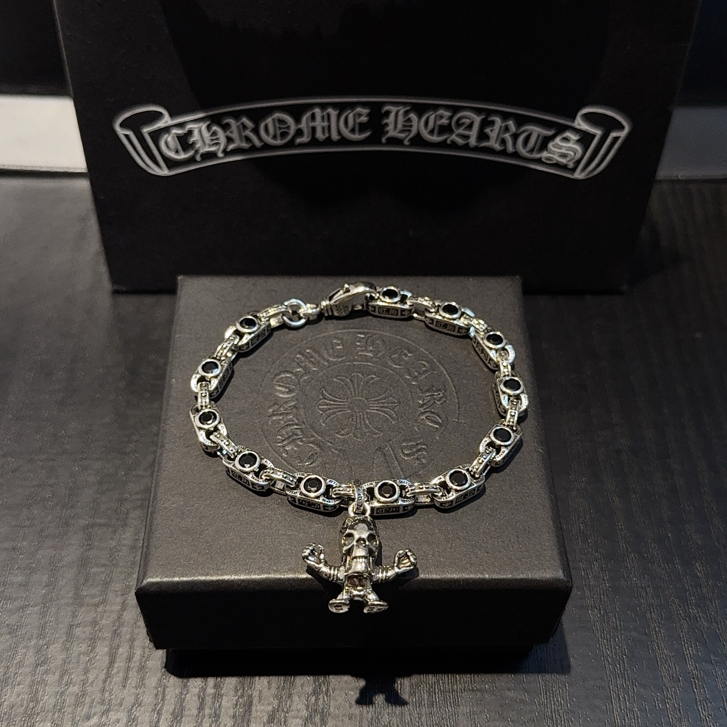 NO:575650,The new [counter quality] Chrome Hearts bracelet, with different concave and convex shapes, the pattern design style is unique. The cross scout flower is the symbol of Chrome Hearts, so it is more durable. Genuine pattern-printed Chrome Hearts distinguishes the ordinary light version on the market. Match the version and benchmark quality. Look at the printing details. The degree of retro gray oxidation. Seiko version!  , jewelry boutique, chrome hearts, chrome hearts, bracelet19860909新款【专柜品质】Chrome Hearts克罗心手链,凹凸造型不同的花纹设计风格呈现出与众不同 十字架童军花是克罗心的标志 所以更经久不衰 正品打版Chrome Hearts克罗心 区别市场普通轻版 对版对标品质 看字印细节 复古做旧灰氧程度.精工版本！,饰品精品,chrome hearts,chrome hearts,bracelet,Jewelry