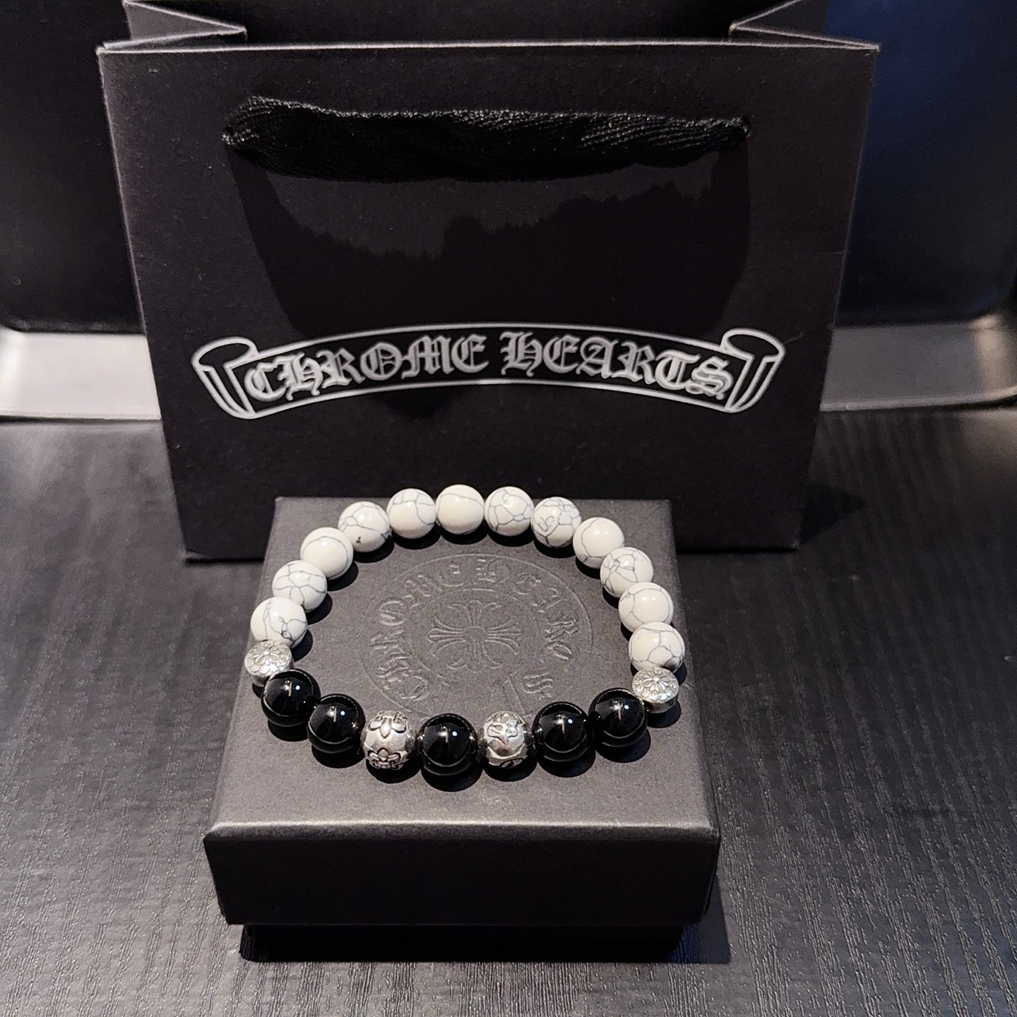 NO:575653,Batch of new [counter quality] Chrome Hearts classic retro multi-element bracelets, concave and convex shapes with different pattern design styles, showing a distinctive cross. The Scout flower is the symbol of Chrome Hearts, so it is more durable. Genuine pattern-printed Chrome Hearts distinguishes the ordinary light version in the market. Match the version and standard quality. Look at the printing details. The degree of retro ash oxidation. Seiko version!  !  !  Purely handmade ~ Authentic open mold fashion essentials. Can be worn by both men and women. Same style for couples. Official website original. Rock punk Thai silver style. Retro elements. Trendy and versatile!  , jewelry boutique, chrome hearts, chrome hearts, bracelet19860909批 新款【专柜品质】Chrome Hearts克罗心 经典复古多元素手链手串,凹凸造型不同的花纹设计风格 呈现出与众不同 十字架 童军花是克罗心的志 所以更经久不衰 正品打版Chrome Hearts克罗心 区别市场普通轻版 对版对标品质 看字印细节 复古做旧灰氧程度.精工版本！！！ 纯手工打造 ～正品开模潮流时尚必备 男女均可佩戴 情侣同款 官网原版 摇滚朋克泰银风格 复古元素 潮流百搭！,饰品精品,chrome hearts,chrome hearts,bracelet,Jewelry