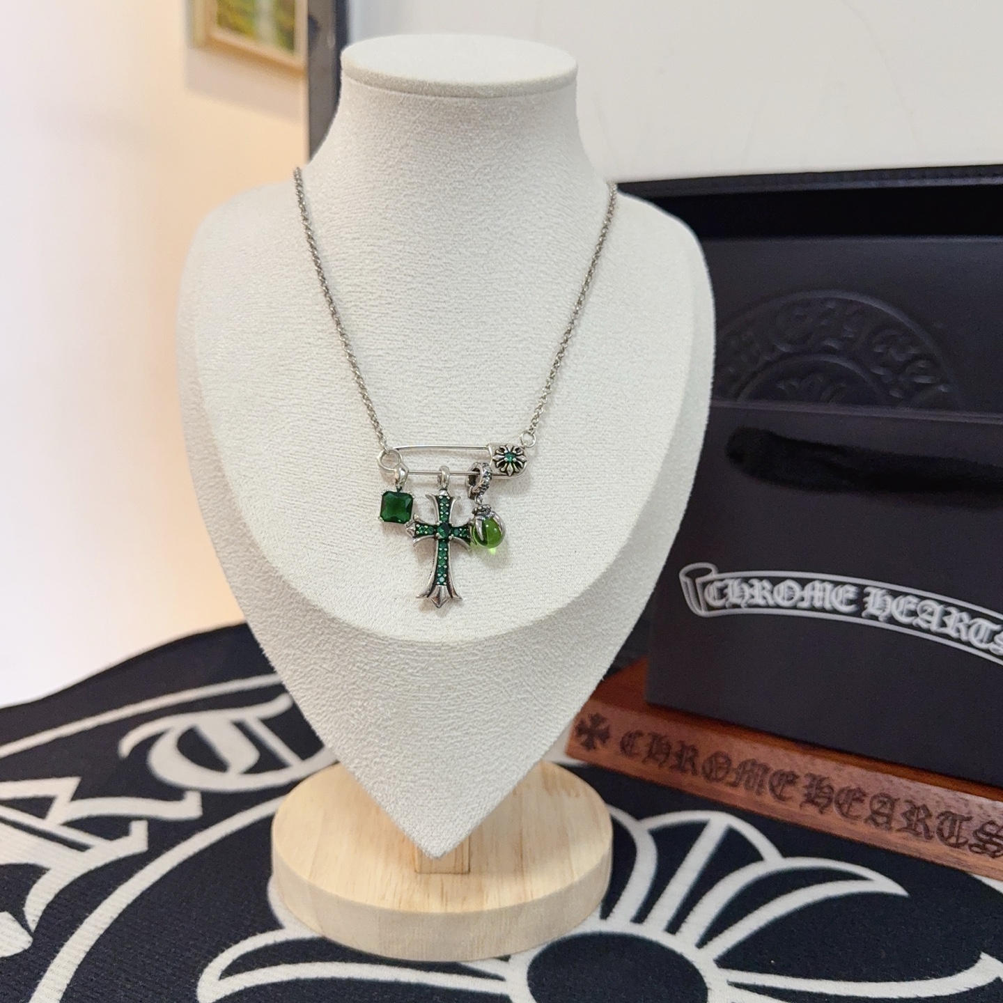 NO:575618,New [counter quality] Chrome Hearts Classic Retro Pin Necklace. Concave and convex shapes with different pattern design styles, showing a distinctive cross. The Scout flower is the symbol of Chrome Hearts, so it is more durable. Genuine pattern-printed Chrome Hearts distinguishes the ordinary light version in the market. Match the version and standard quality. Look at the printing details. The degree of retro gray oxidation. Seiko version!  !  !  Purely handmade ~ Authentic open mold fashion essentials. Can be worn by both men and women. Same style for couples. Official website original. Rock punk Thai silver style. Retro elements. Trendy and versatile!  , jewelry boutique, chrome hearts, chrome hearts, necklace19860909新款【专柜品质】Chrome Hearts克罗心经典复古别针项链 凹凸造型不同的花纹设计风格 呈现出与众不同 十字架 童军花是克罗心的志 所以更经久不衰 正品打版Chrome Hearts克罗心 区别市场普通轻版 对版对标品质 看字印细节 复古做旧灰氧程度.精工版本！！！ 纯手工打造 ～正品开模潮流时尚必备 男女均可佩戴 情侣同款 官网原版 摇滚朋克泰银风格 复古元素 潮流百搭！,饰品精品,chrome hearts,chrome hearts,necklace,Jewelry